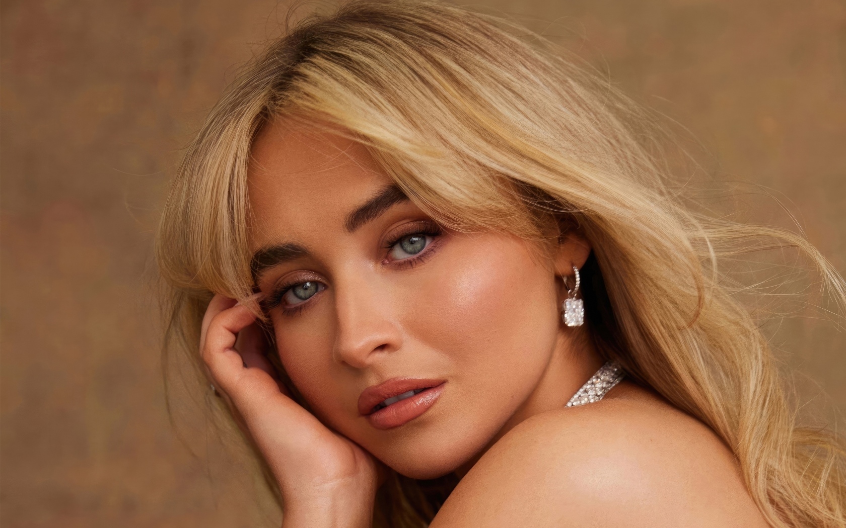 Грустная молодая актриса Сабрина Карпентер