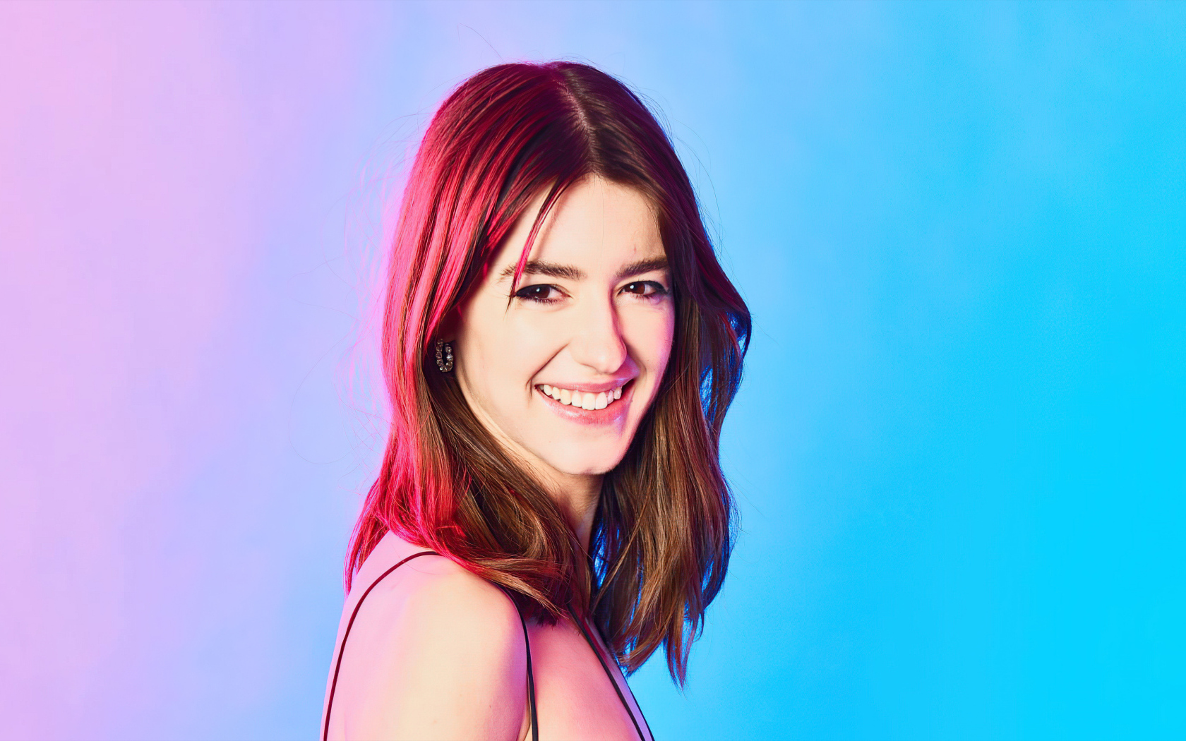 Улыбающаяся британская актриса Дейзи Эдгар-Джонс