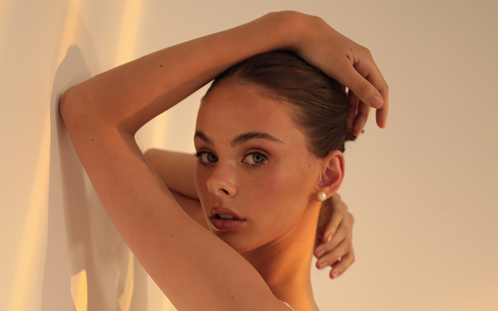 Милая молодая девушка Мэйка Вулард