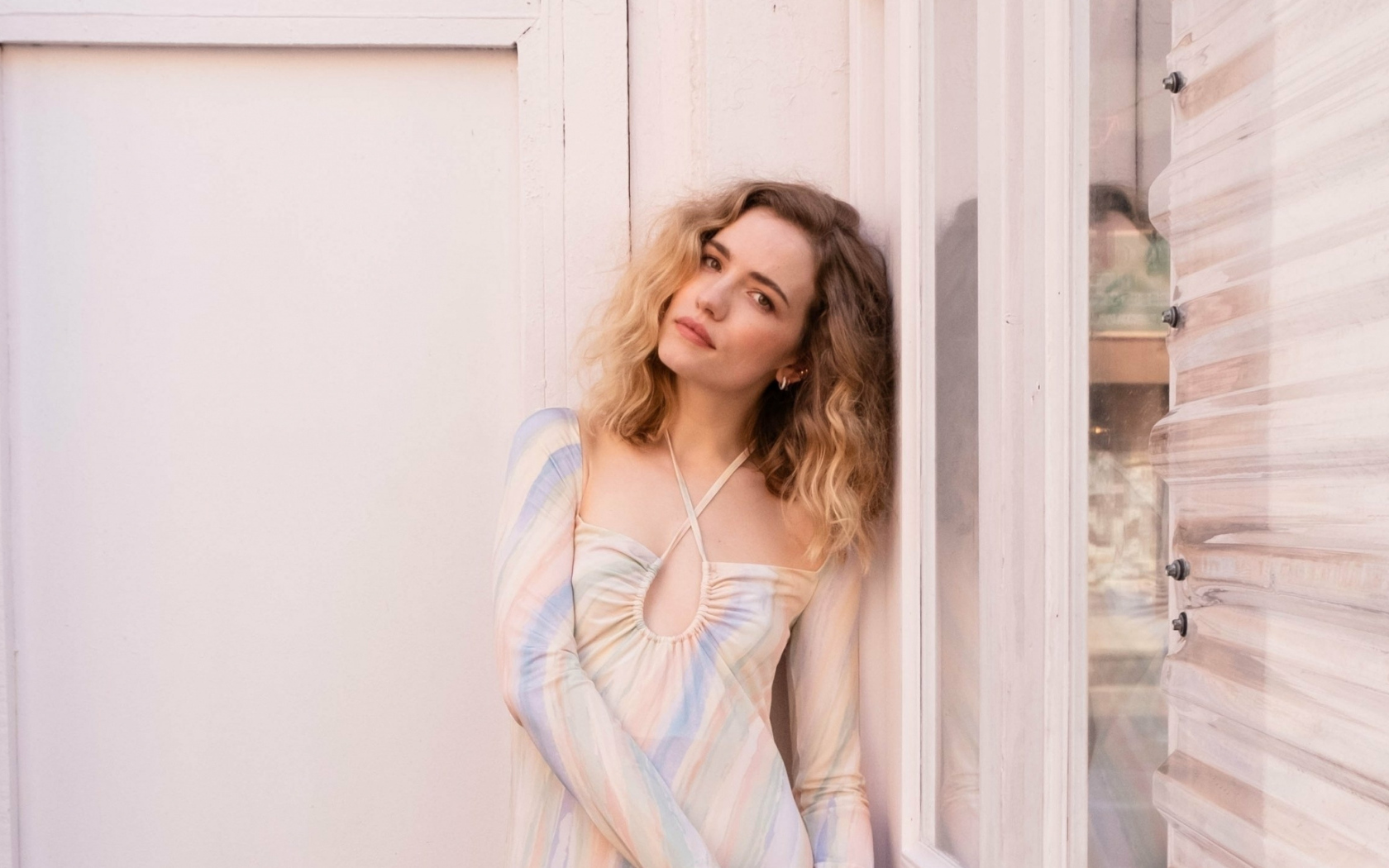 Нежная девушка актриса Уилла Фицджералд у стены