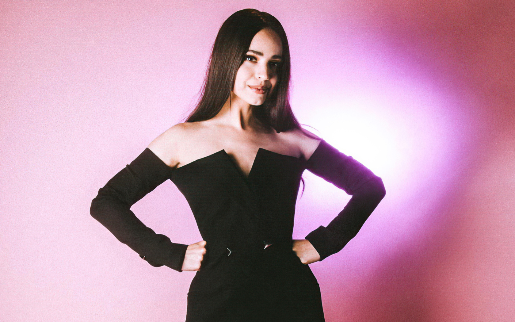 Молодая актриса София Карсон на розовом фоне