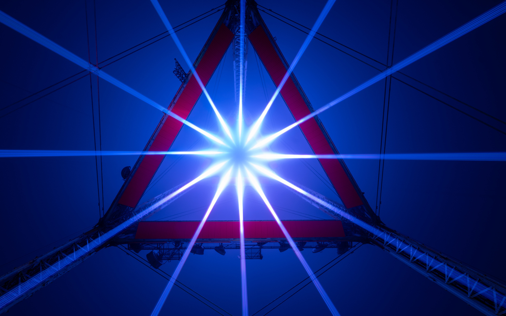 Яркий свет софитов в треугольнике