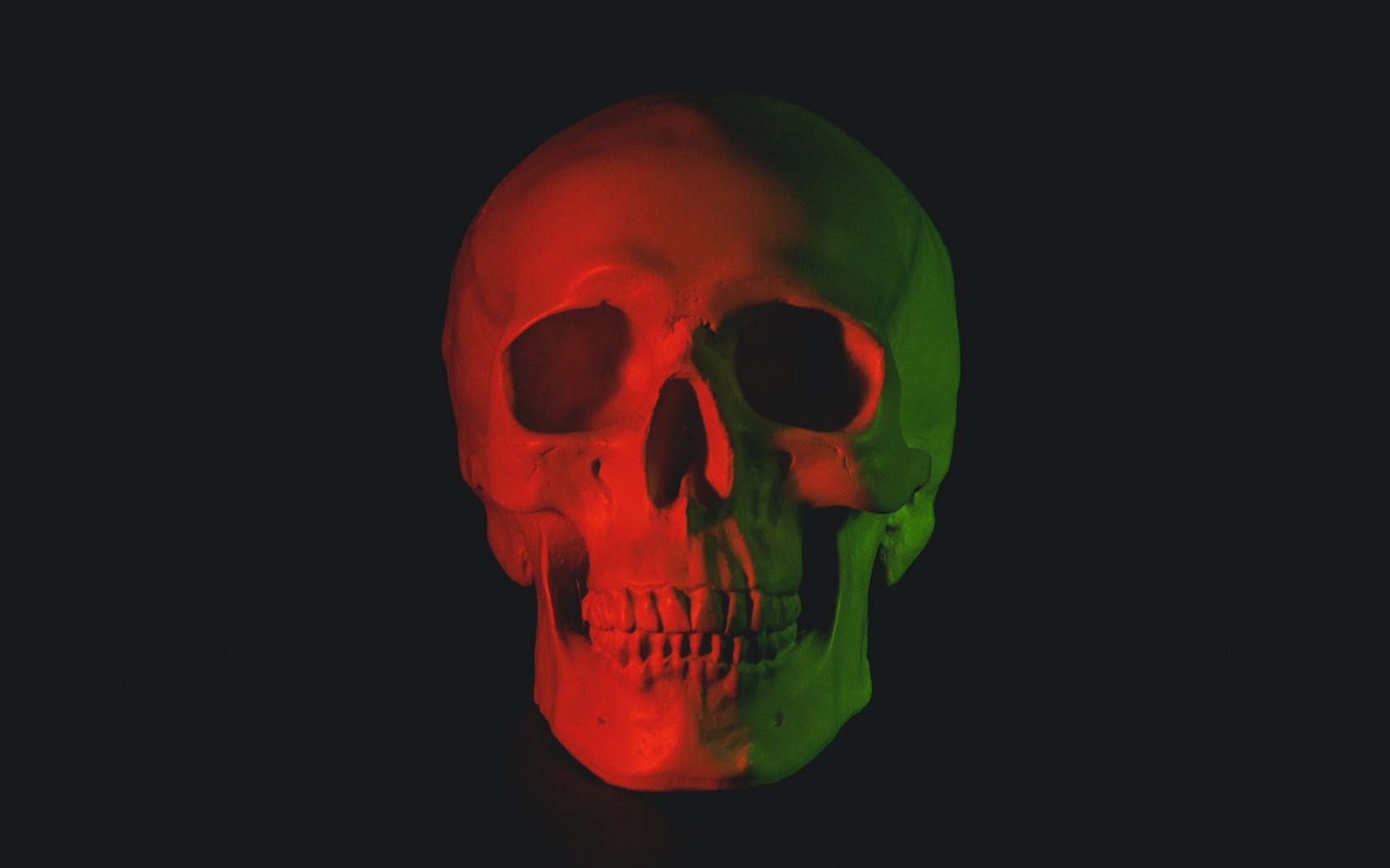 Череп в красном свете на черном фоне