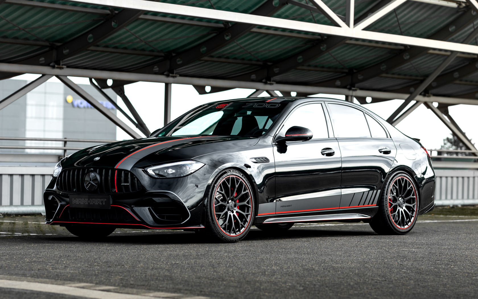 Черный автомобиль Manhart CRE 700 2024 года