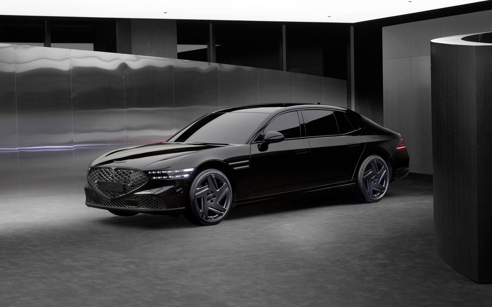 Черный дорогой автомобиль Genesis G90 Black 2024 года в гараже