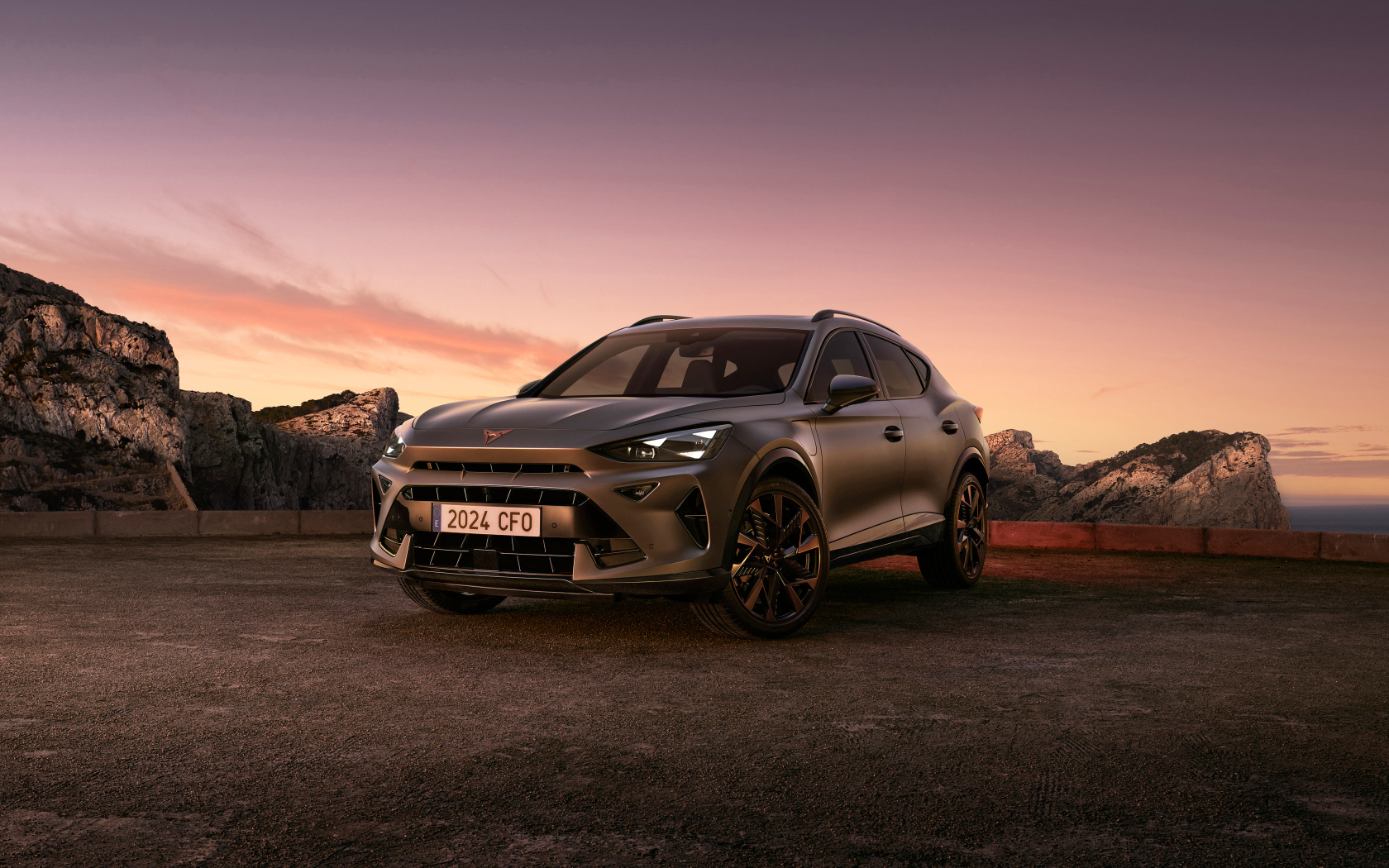 Вид спереди на автомобиль Cupra Formentor EHybrid 2024 года