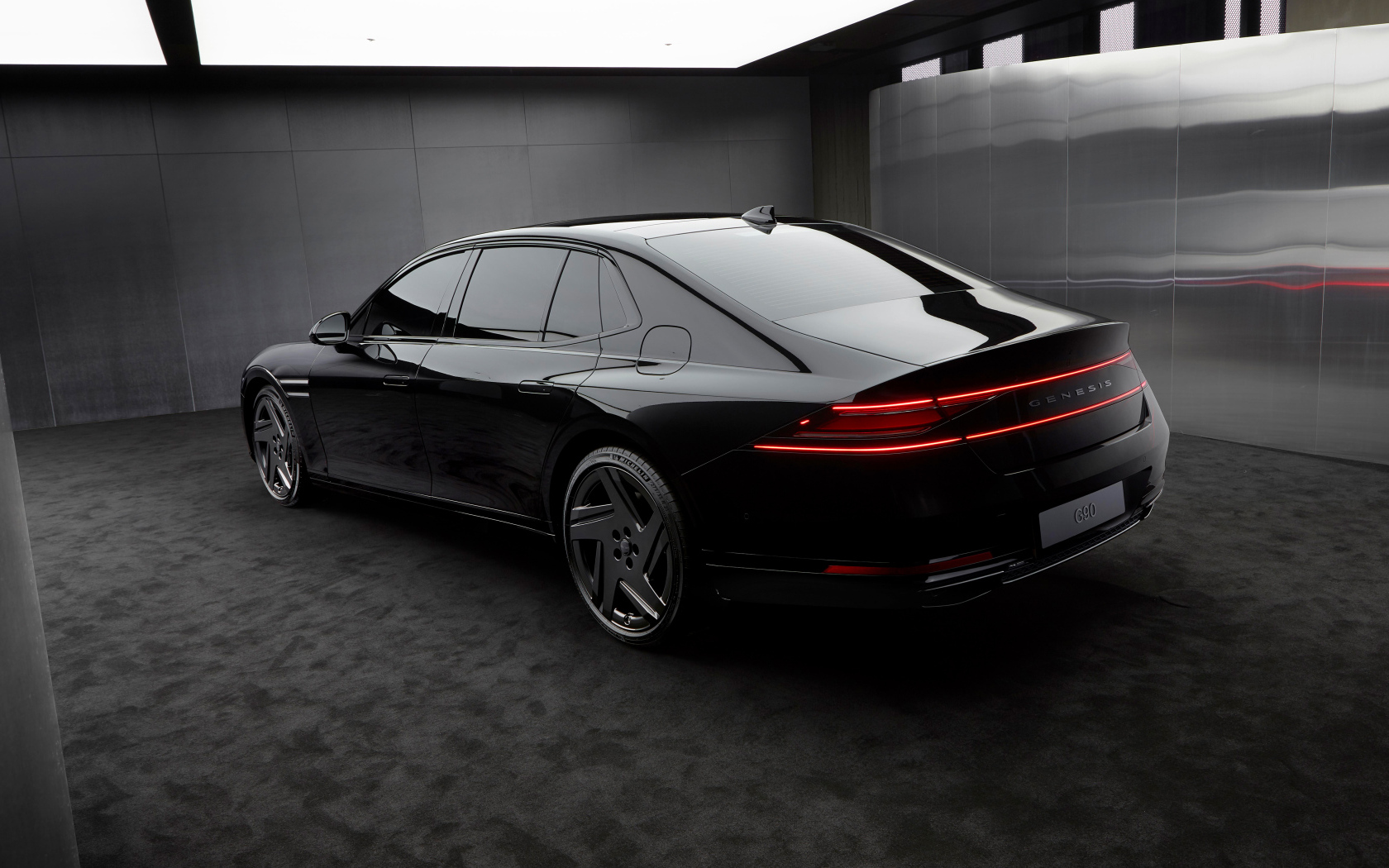 Вид сзади на автомобиль Genesis G90 Black 2024  года