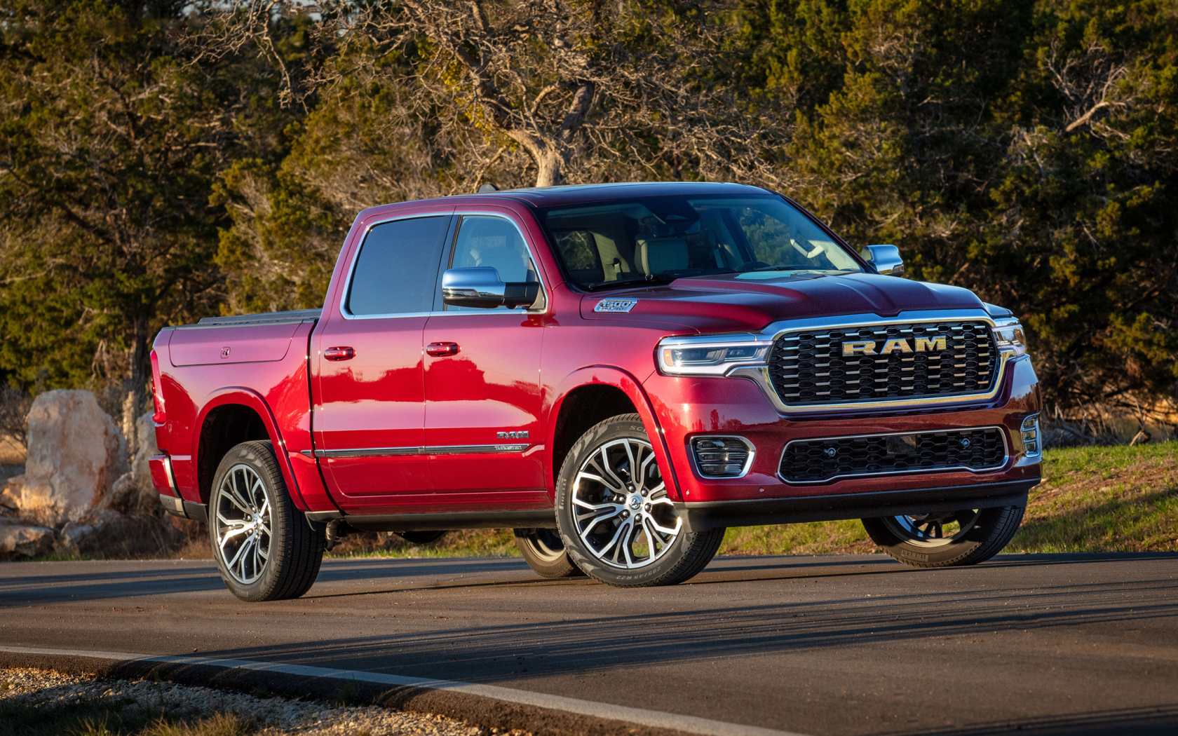 Красный пикап Ram 1500 Tungsten Crew Cab 2025 года