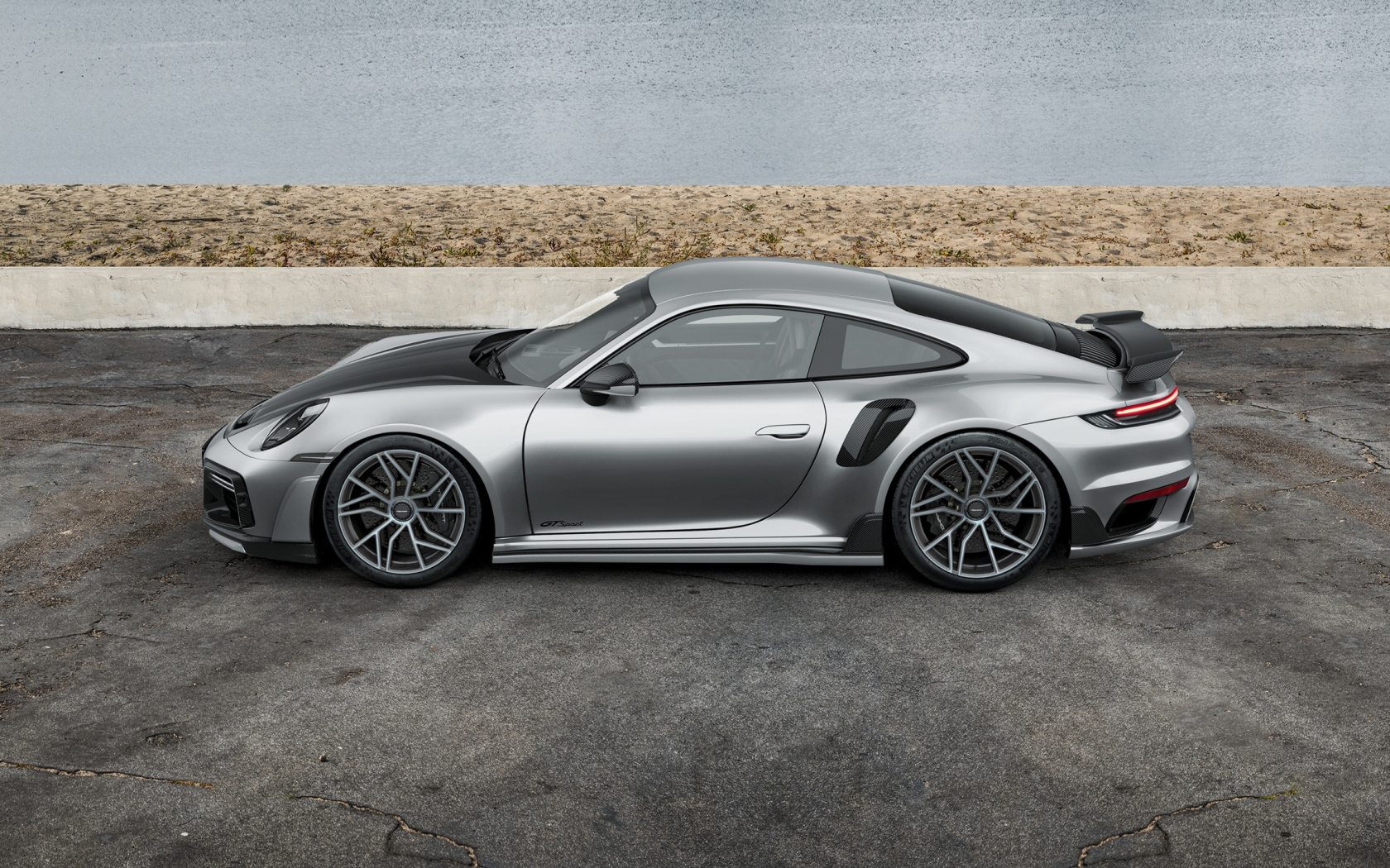 Вид сбоку на серебристый автомобиль TechArt GTsport 2024 года