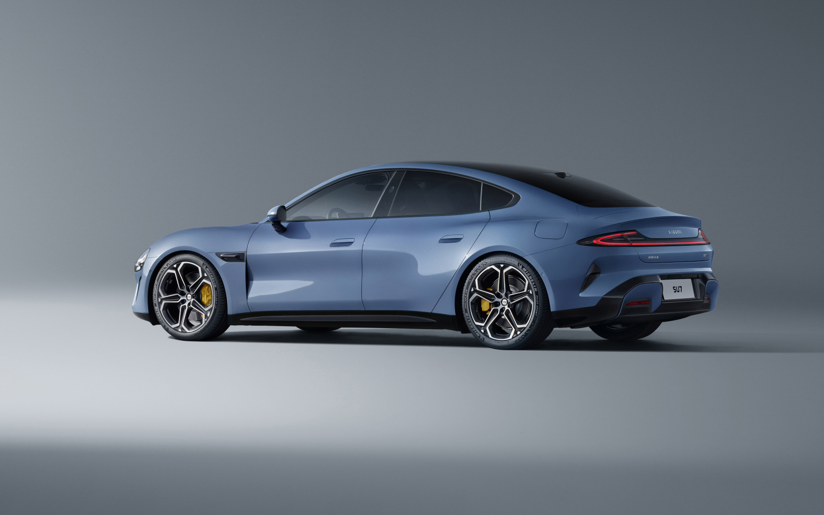 Вид сбоку на автомобиль Xiaomi SU7 Max 2024  года 