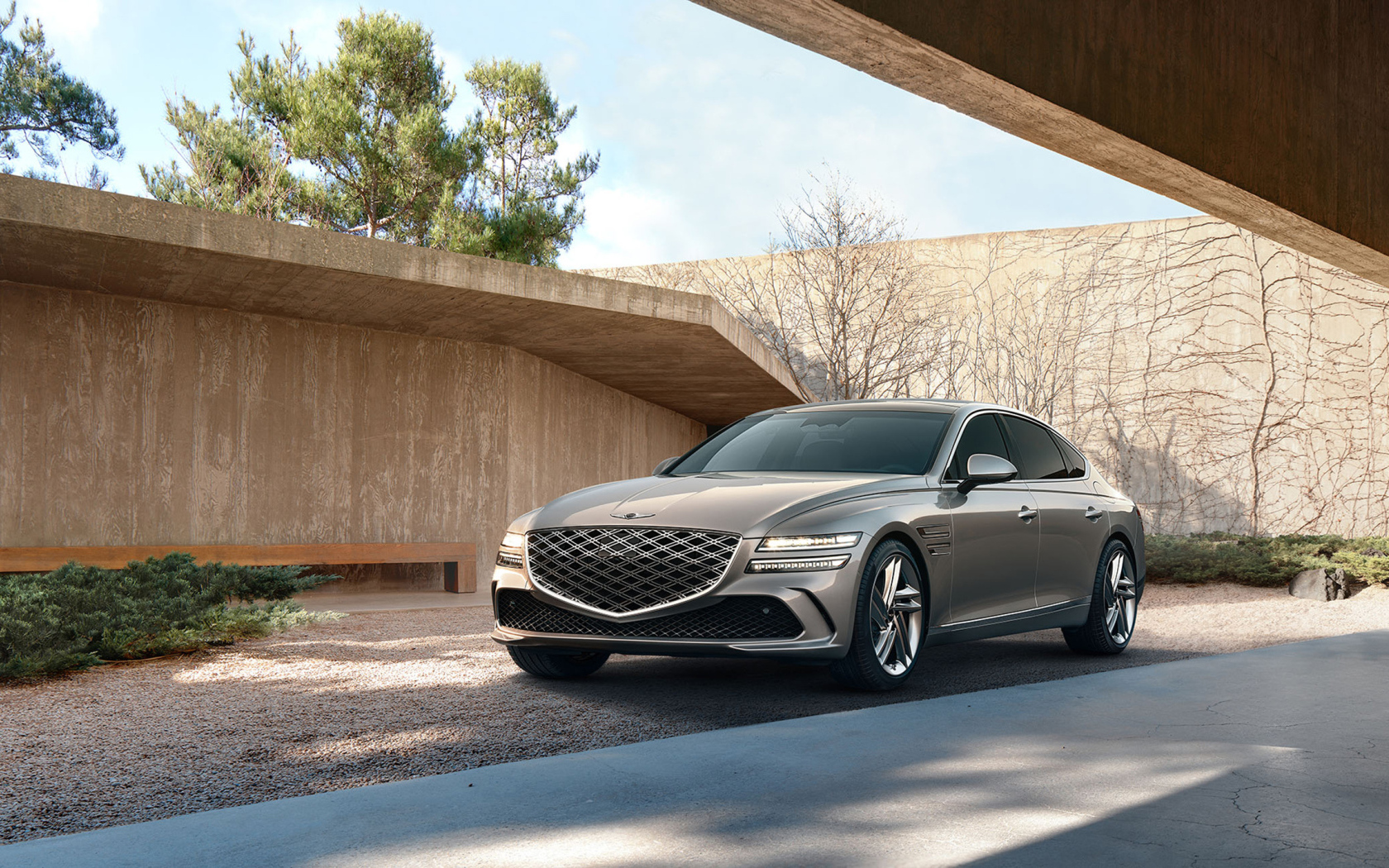 Серебристый автомобиль Genesis G80 AWD