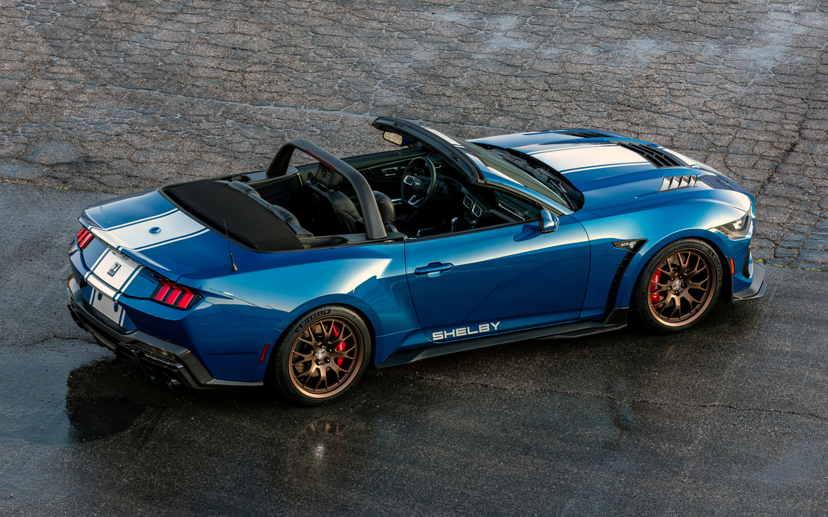 Вид сверху на автомобиль Shelby Super Snake Convertible 2024 года