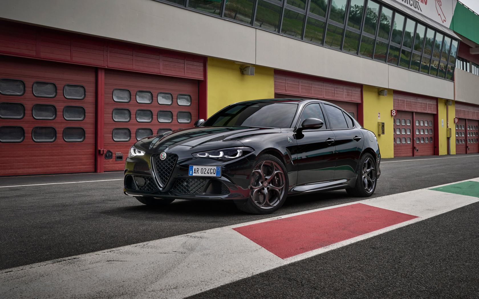 Черный автомобиль Alfa Romeo Giulia Quadrifoglio Super Sport 2024