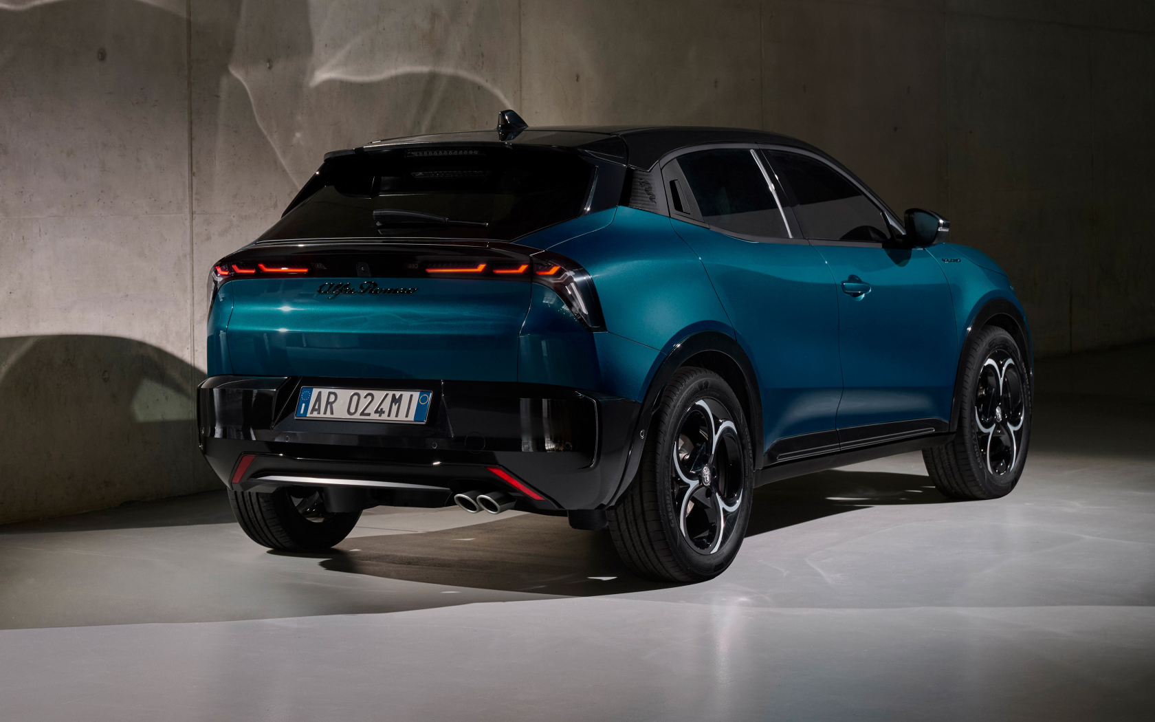 Вид сзади на автомобиль  Alfa Romeo Milano Ibrida 2024 года