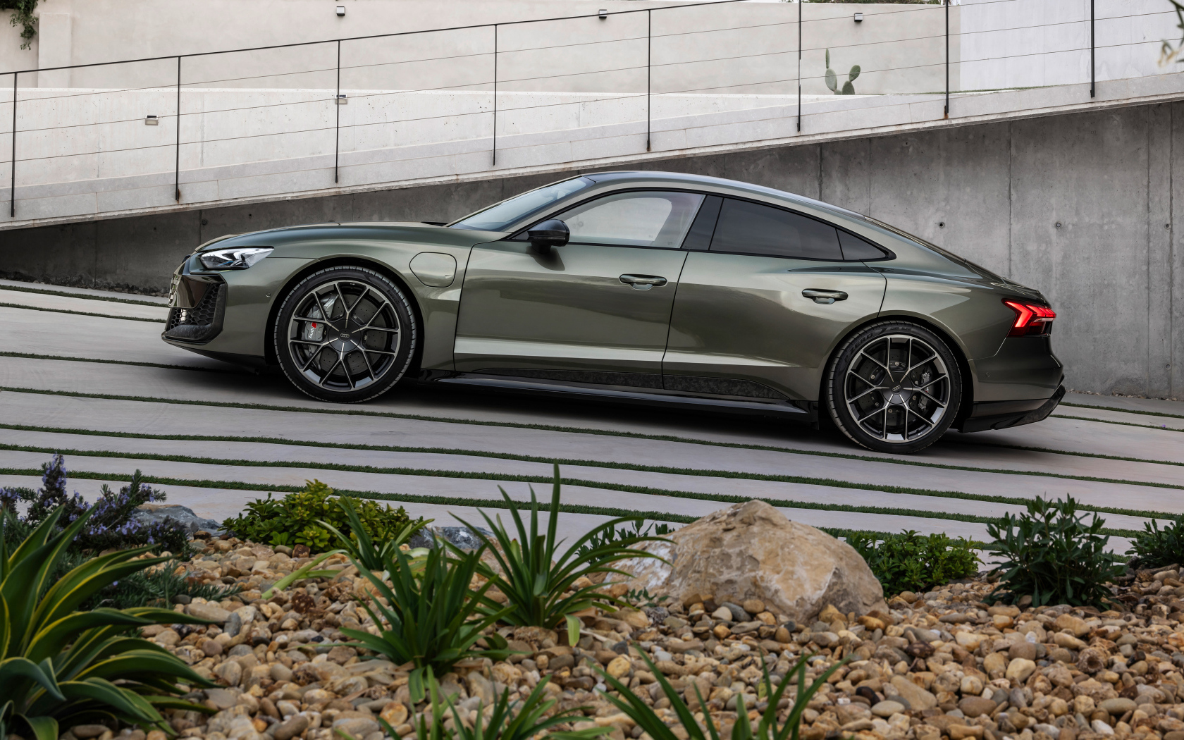 Вид сбоку на автомобиль Audi RS e-tron GT performance 2024 года