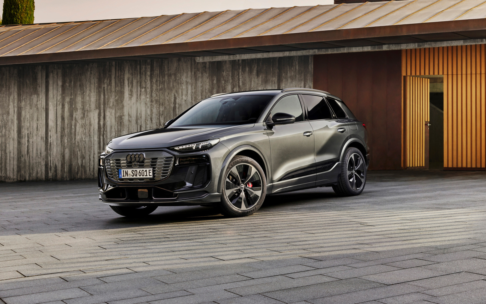 Автомобиль Audi SQ6 E-Tron 2024 года у стены