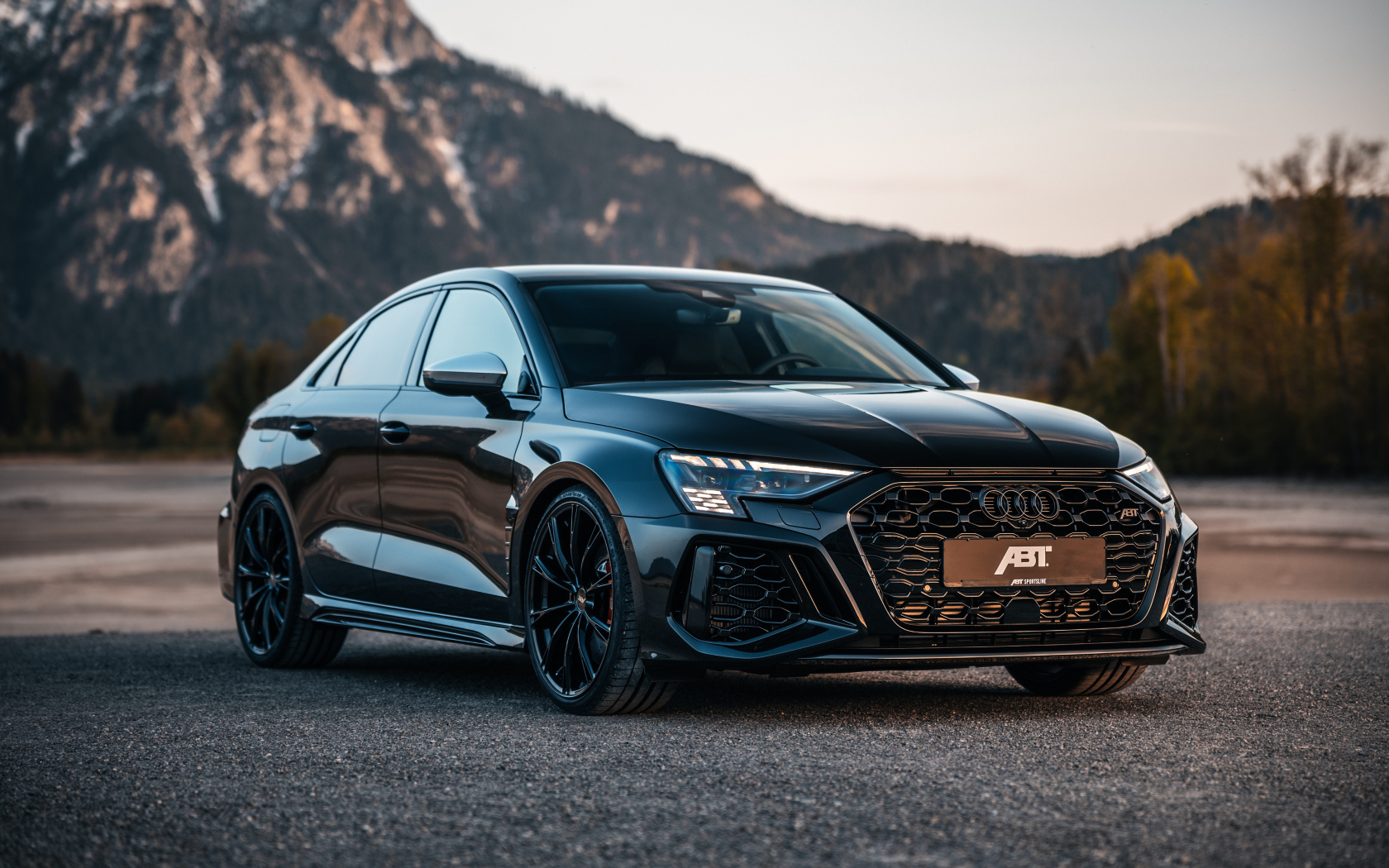 Черный автомобиль  ABT Audi RS 3-S Sedan 2024 года