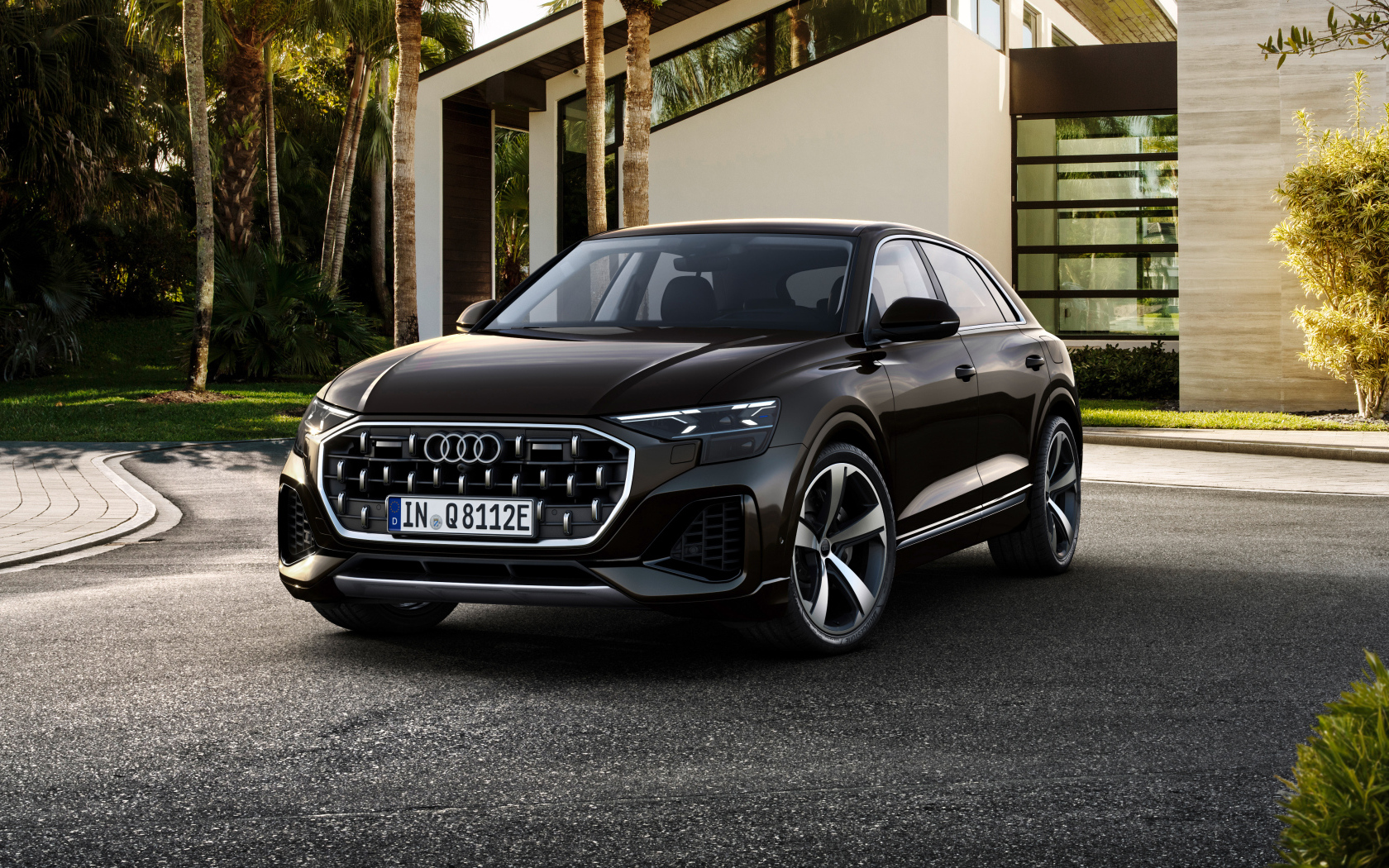 Черный автомобиль  Audi Q8 55 TFSI E Quattro 2024 года
