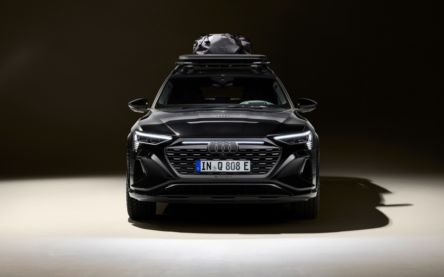 Вид спереди на автомобиль Audi Q8 E-Tron Edition Dakar 2024 года