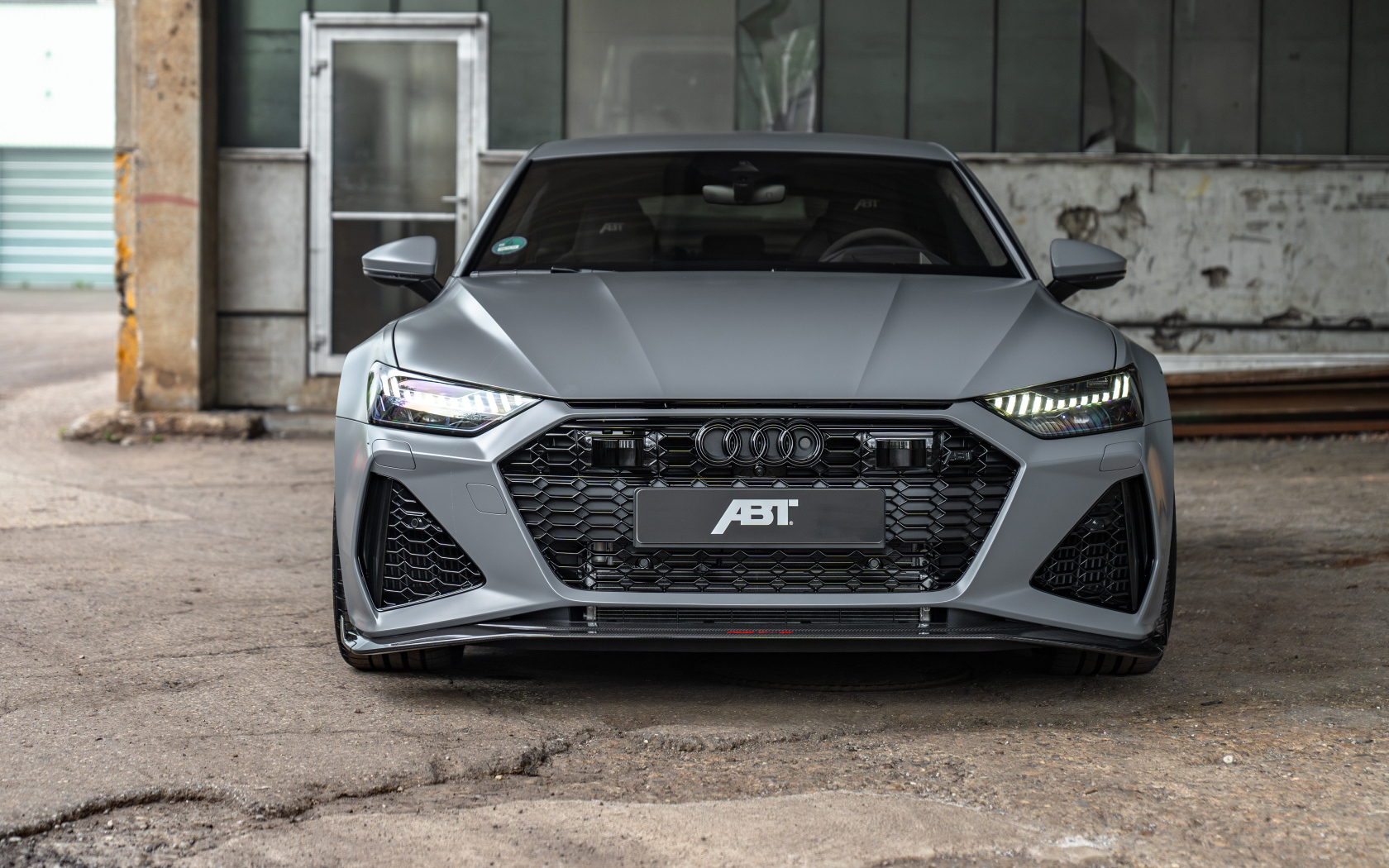 Вид спереди на серый автомобиль  ABT Audi RS7-S 2024 года