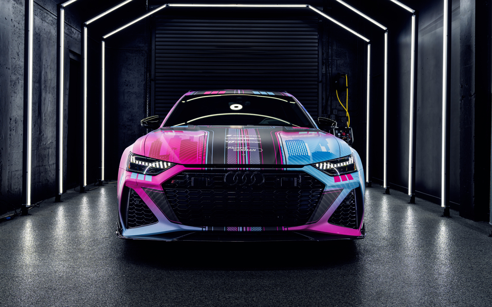 Разноцветный автомобиль Audi RS6  вид спереди