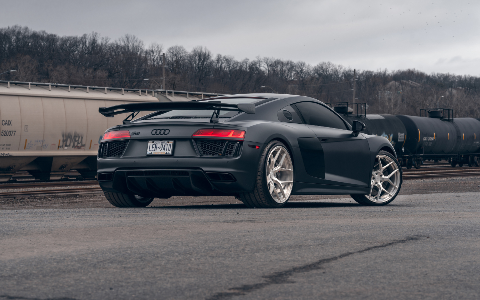 Вид сзади на автомобиль Audi R8 Velgen Wheels