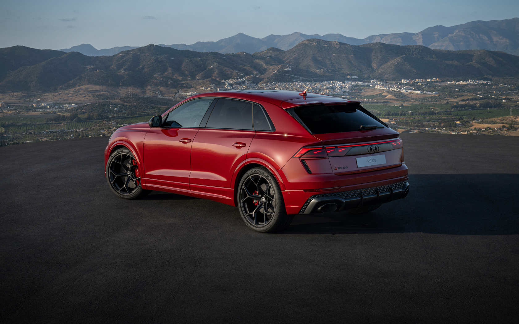 Вид сзади на красный автомобиль Audi RS Q8 performance 2024 года