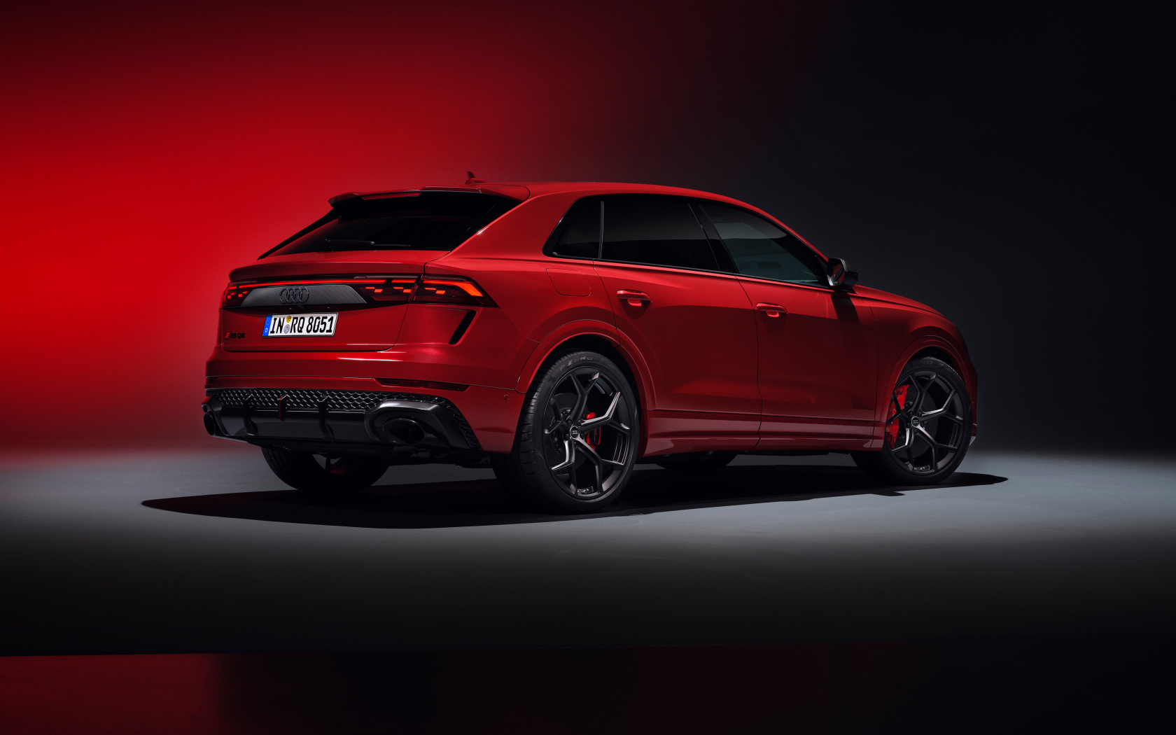 Красный автомобиль Audi RS Q8 performance 2024 года вид сзади