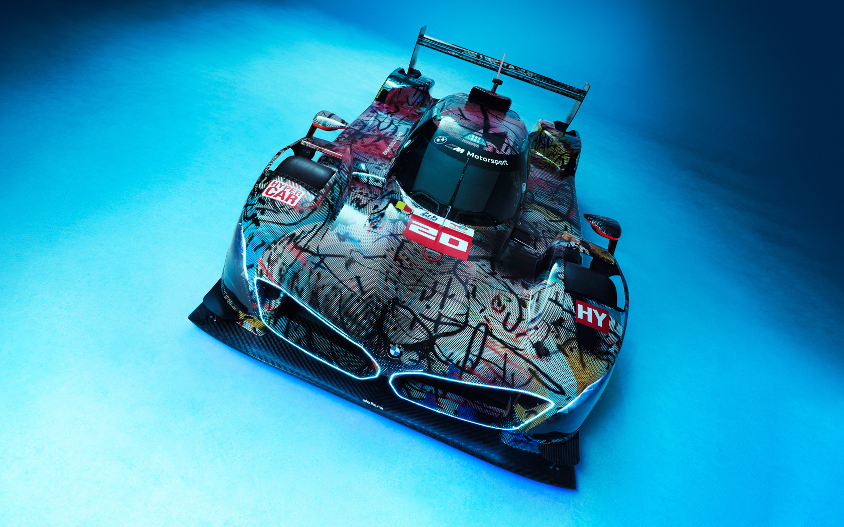Автомобиль BMW Art Car By Julie Mehretu на голубом фоне