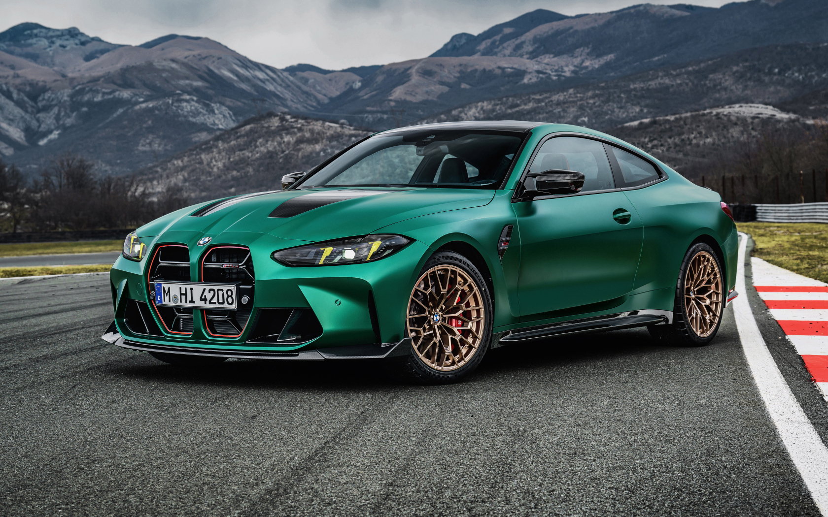 Автомобиль BMW M4 CS 2024 года в горах