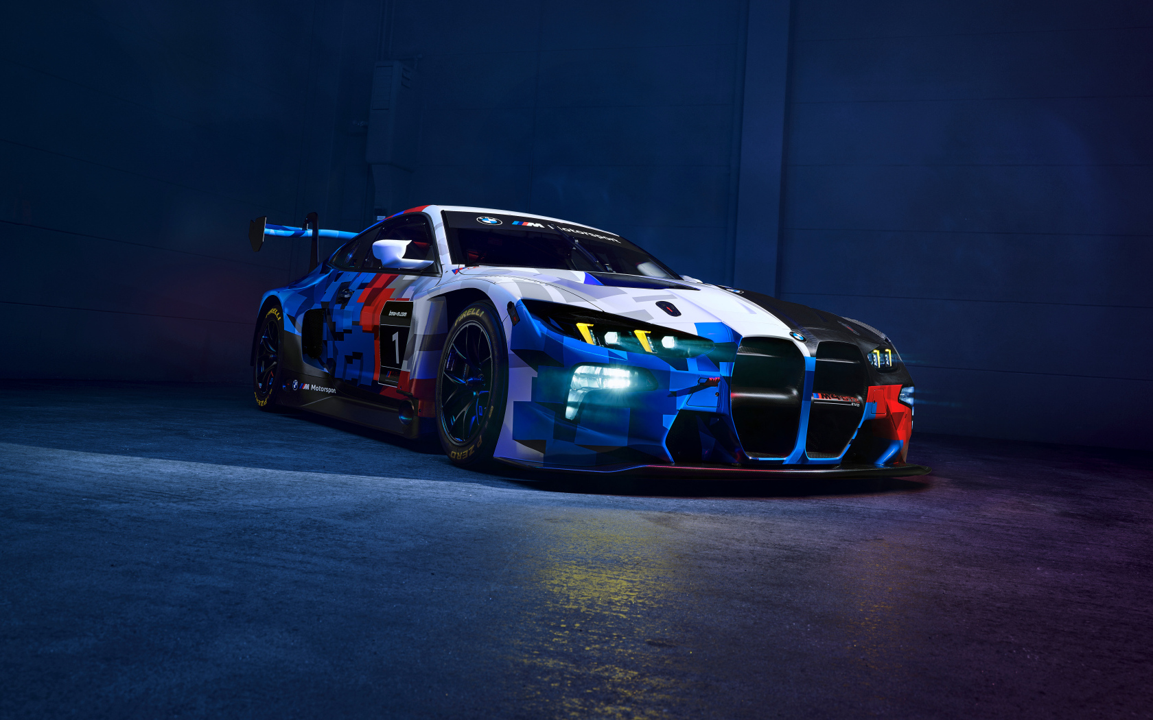 Автомобиль BMW M4 GT3 EVO с включенными фарами