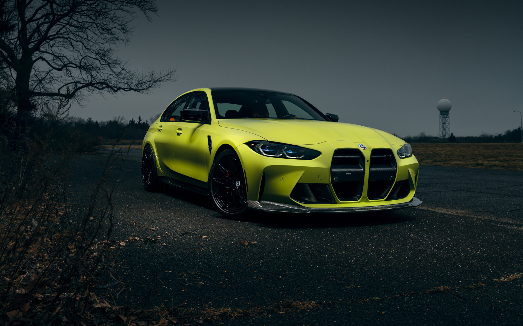 Красивый автомобиль  BMW M3 вечером