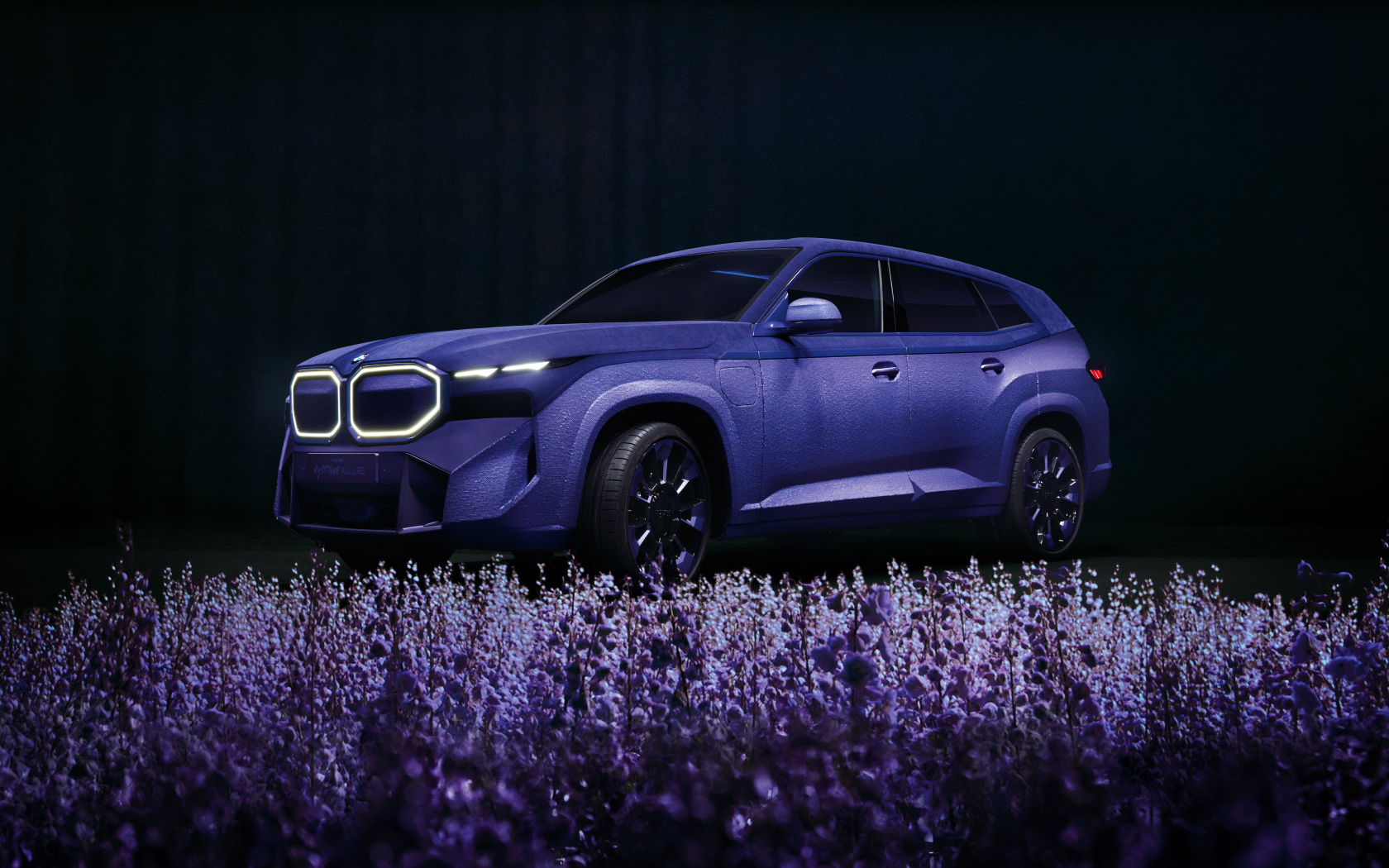 Красивый лавандовый автомобиль BMW XM Mystique Allure