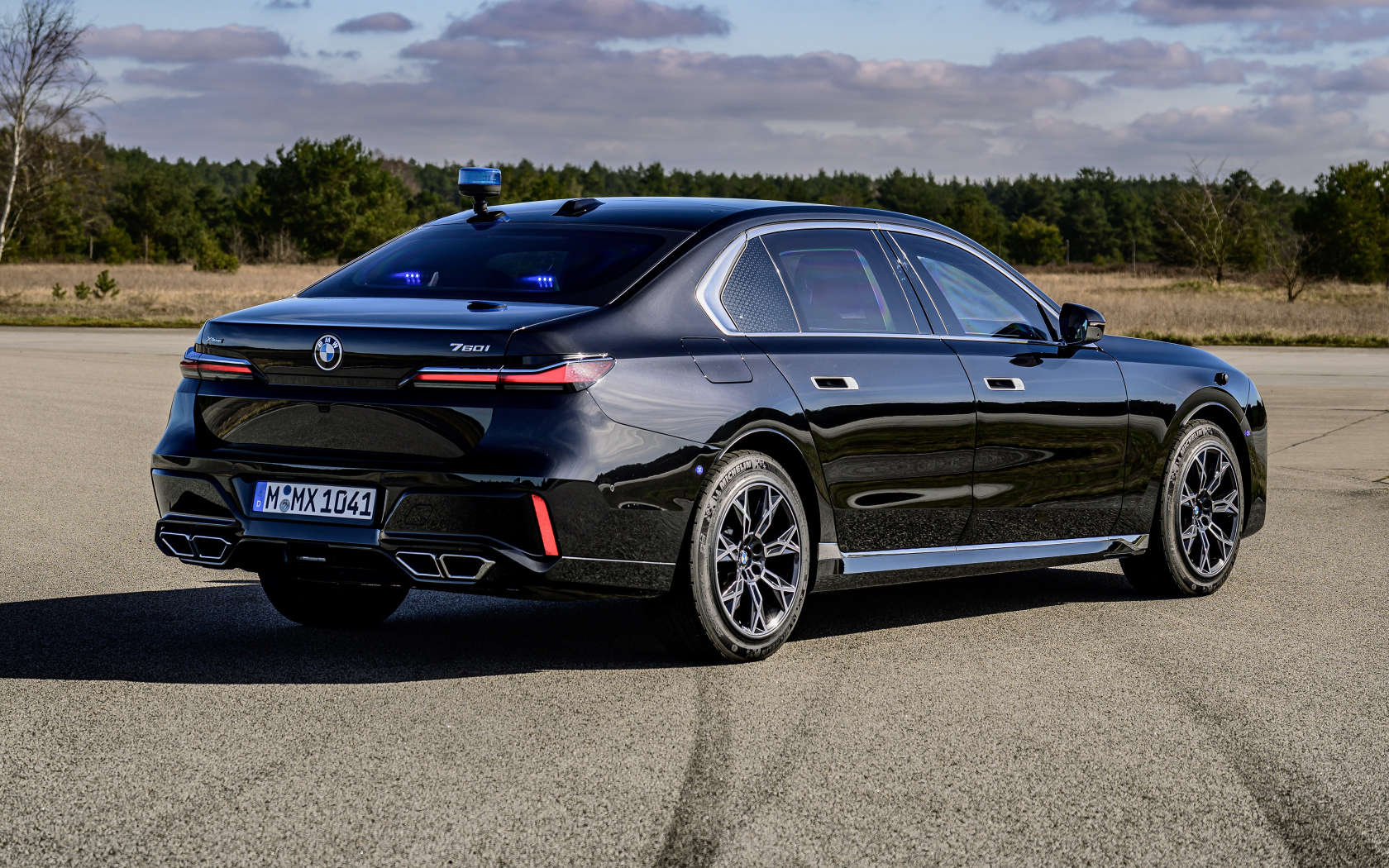 Черный автомобиль  BMW I7 XDrive60 Protection 2024 года вид сзади