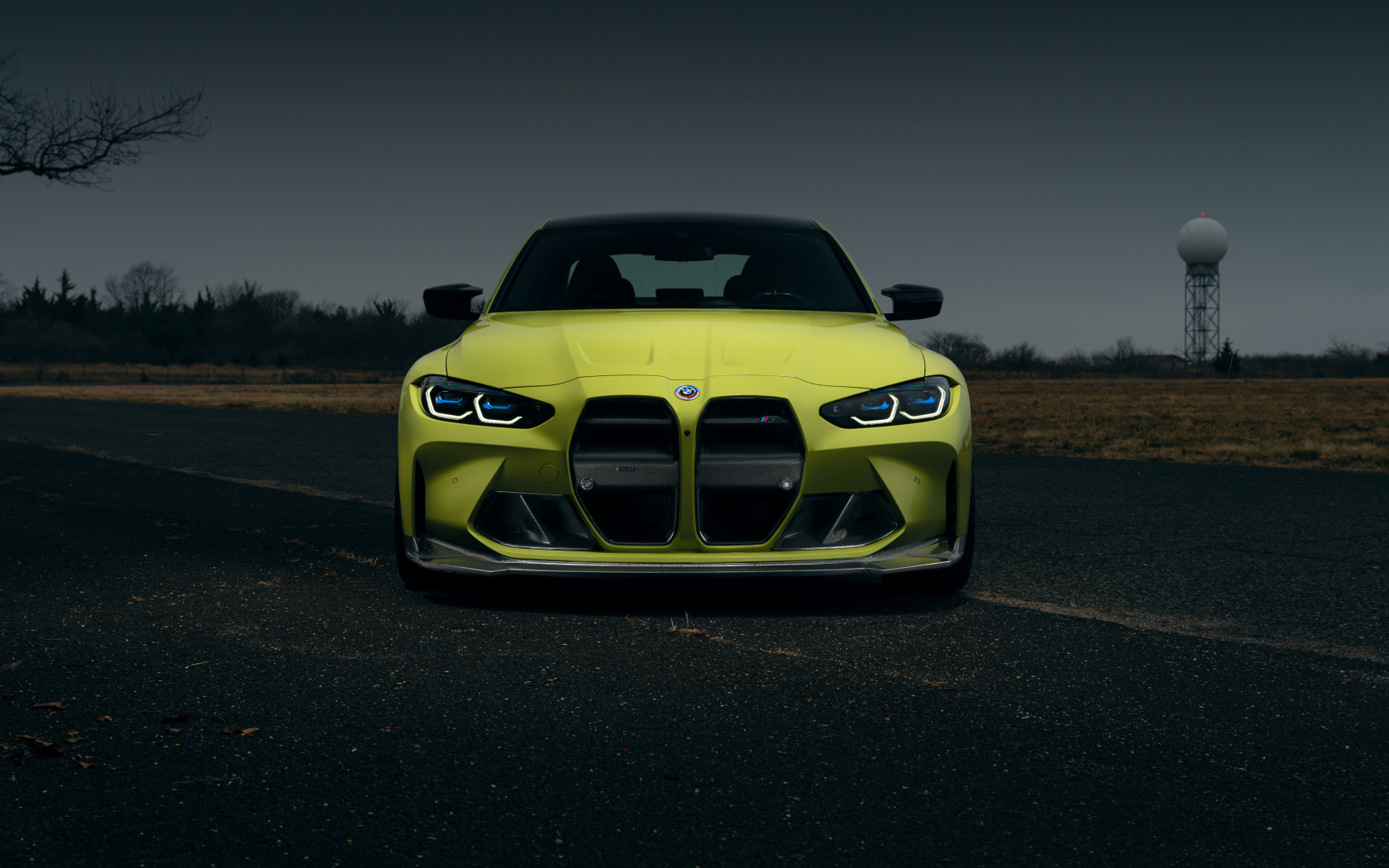 Вид спереди на автомобиль  BMW M3