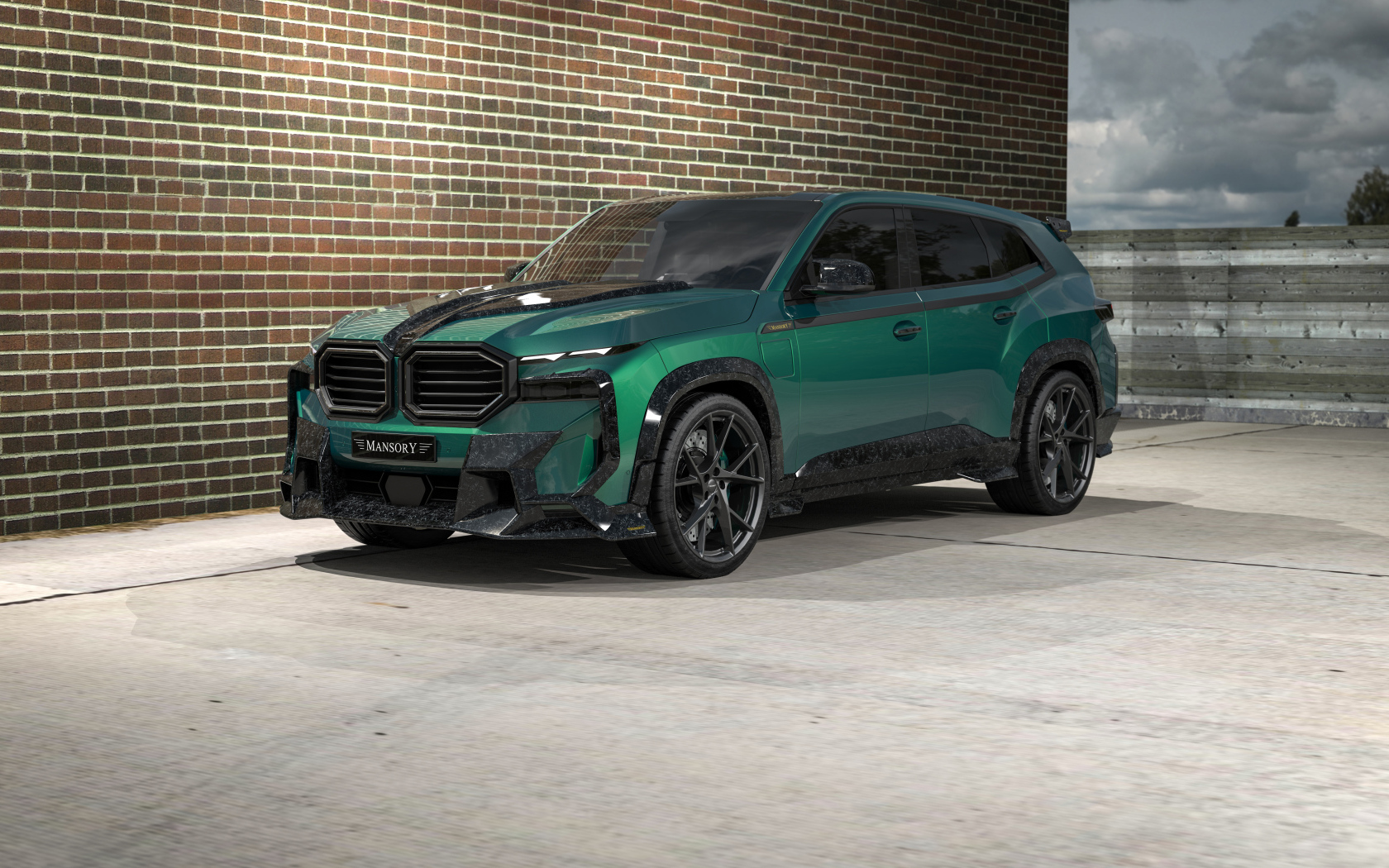 Зеленый внедорожник Mansory BMW XM у стены