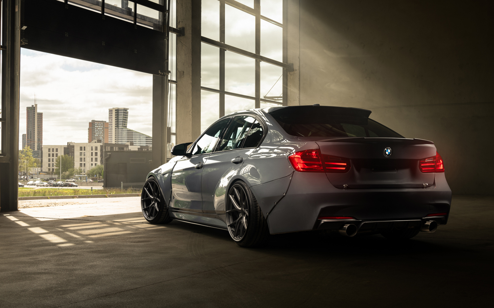 Вид сзади на автомобиль BMW F30 Widebody