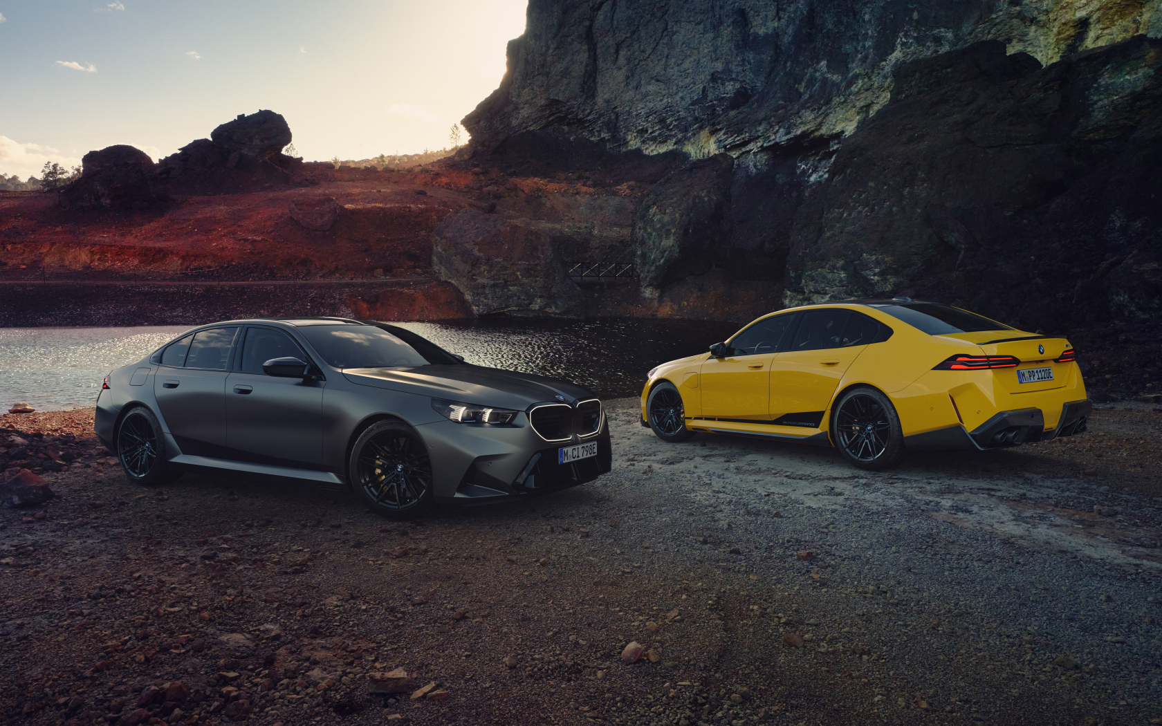 Два автомобиля BMW M5 M у скалы