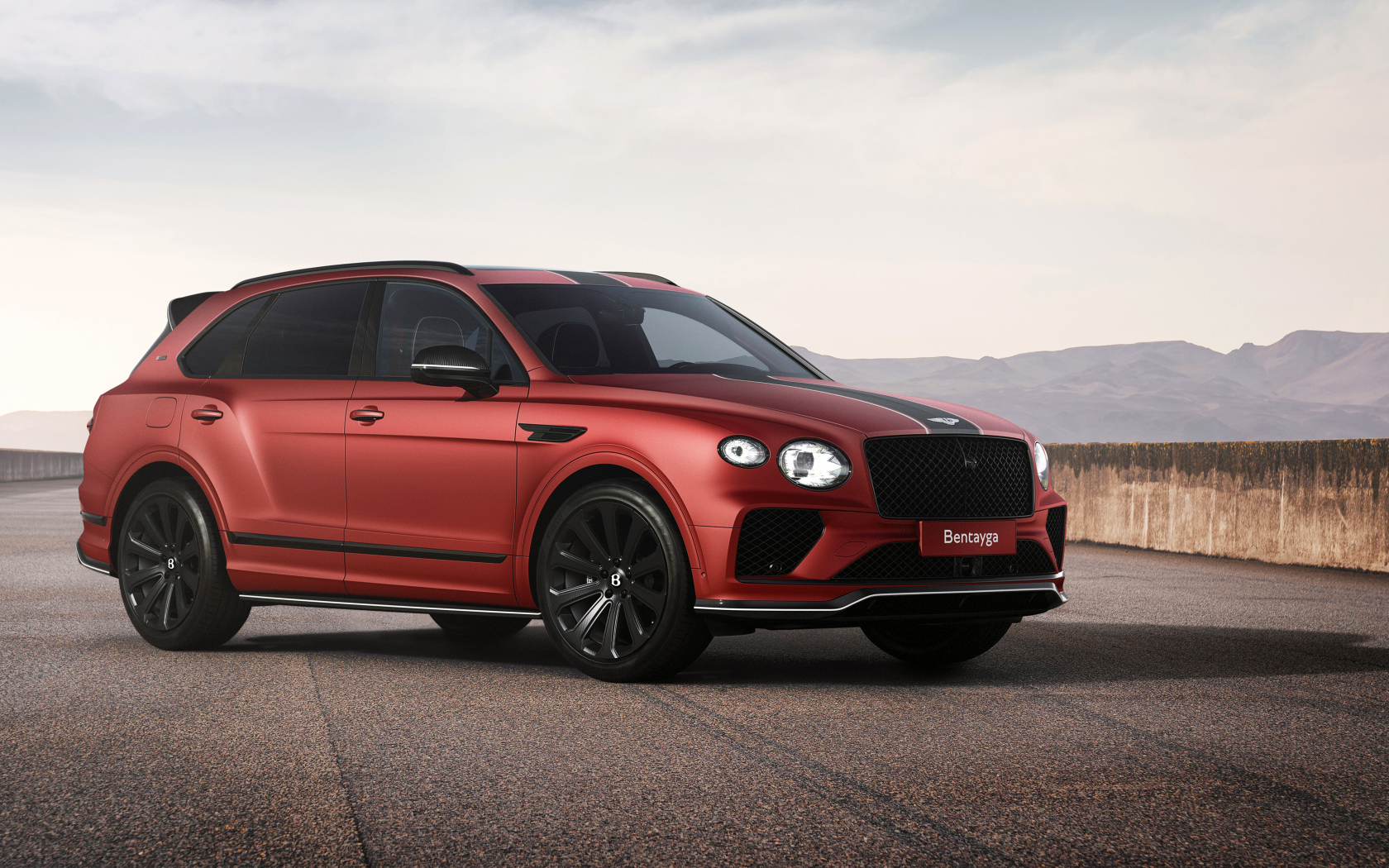 Красный автомобиль Bentley Bentayga Apex Edition Mulliner 2024 года