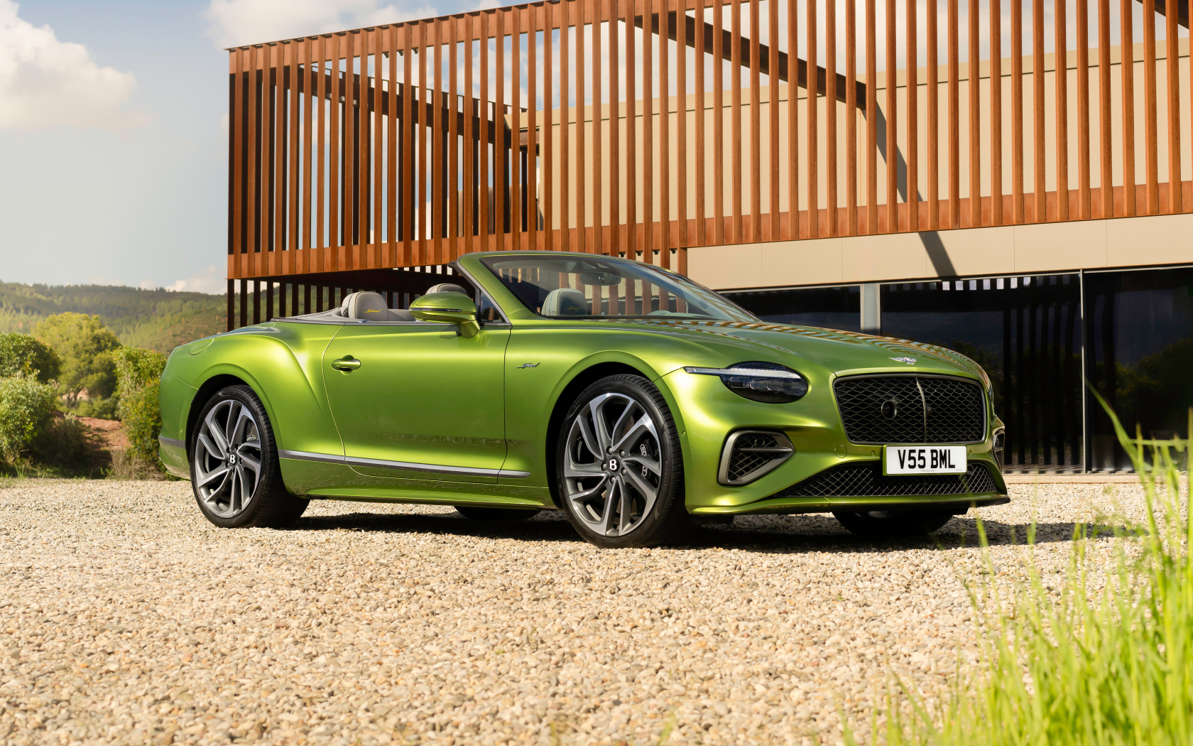 Вид спереди на зеленый кабриолет Bentley Continental GT Speed Convertible 2024 года