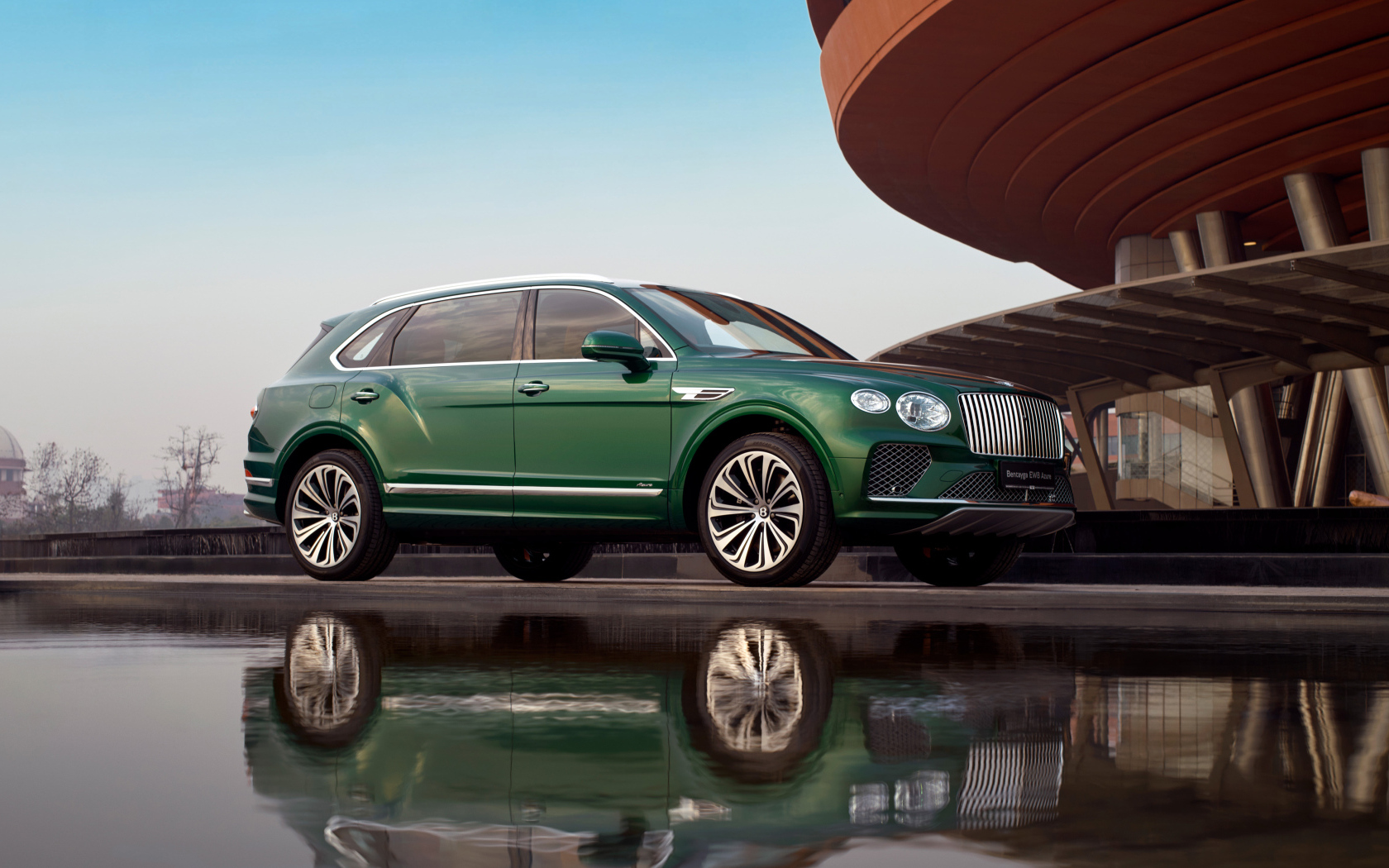 Зеленый внедорожник Bentley Bentayga EWB Azure