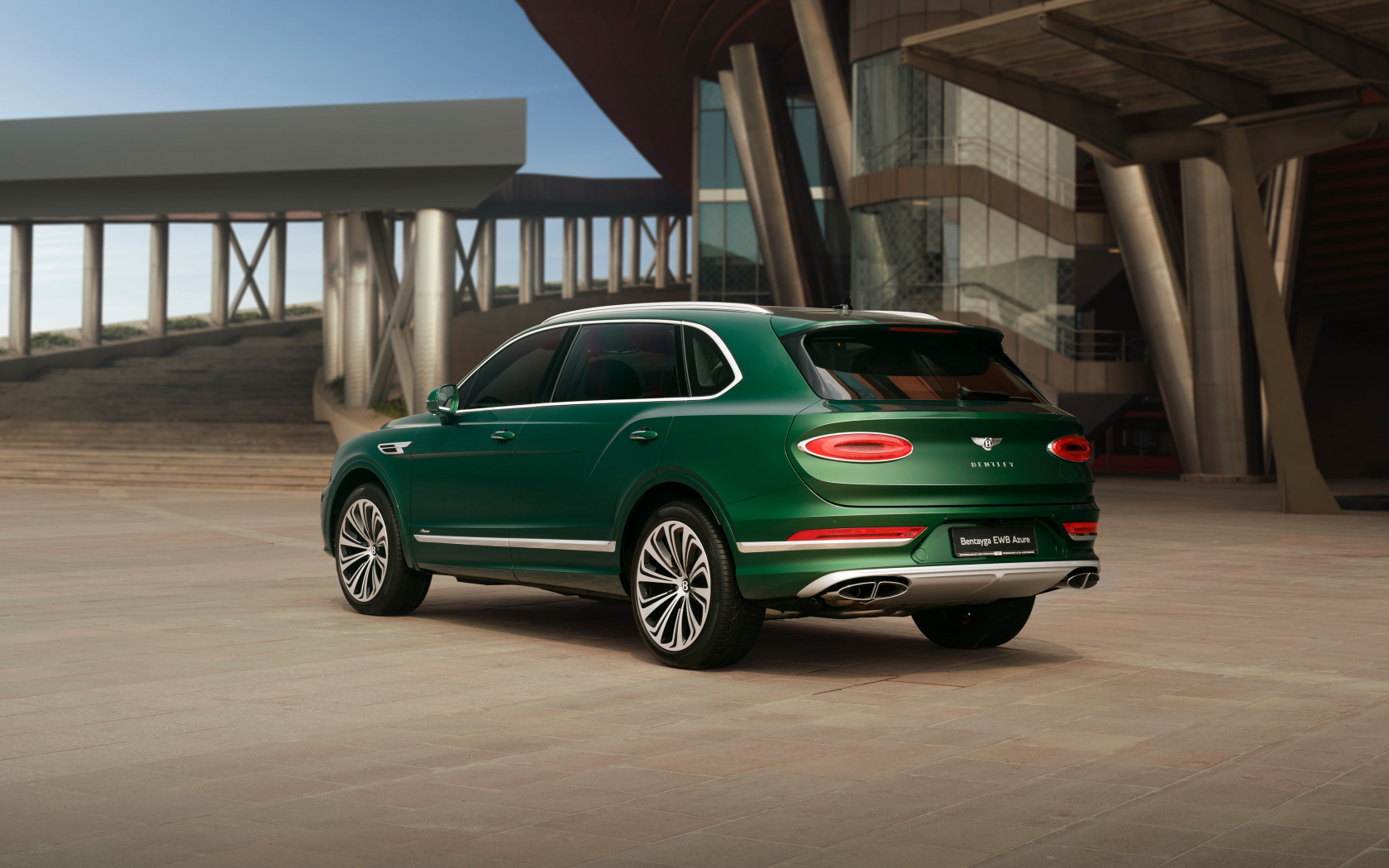 Вид сзади на автомобиль  Mulliner Bentley Bentayga EWB Azure