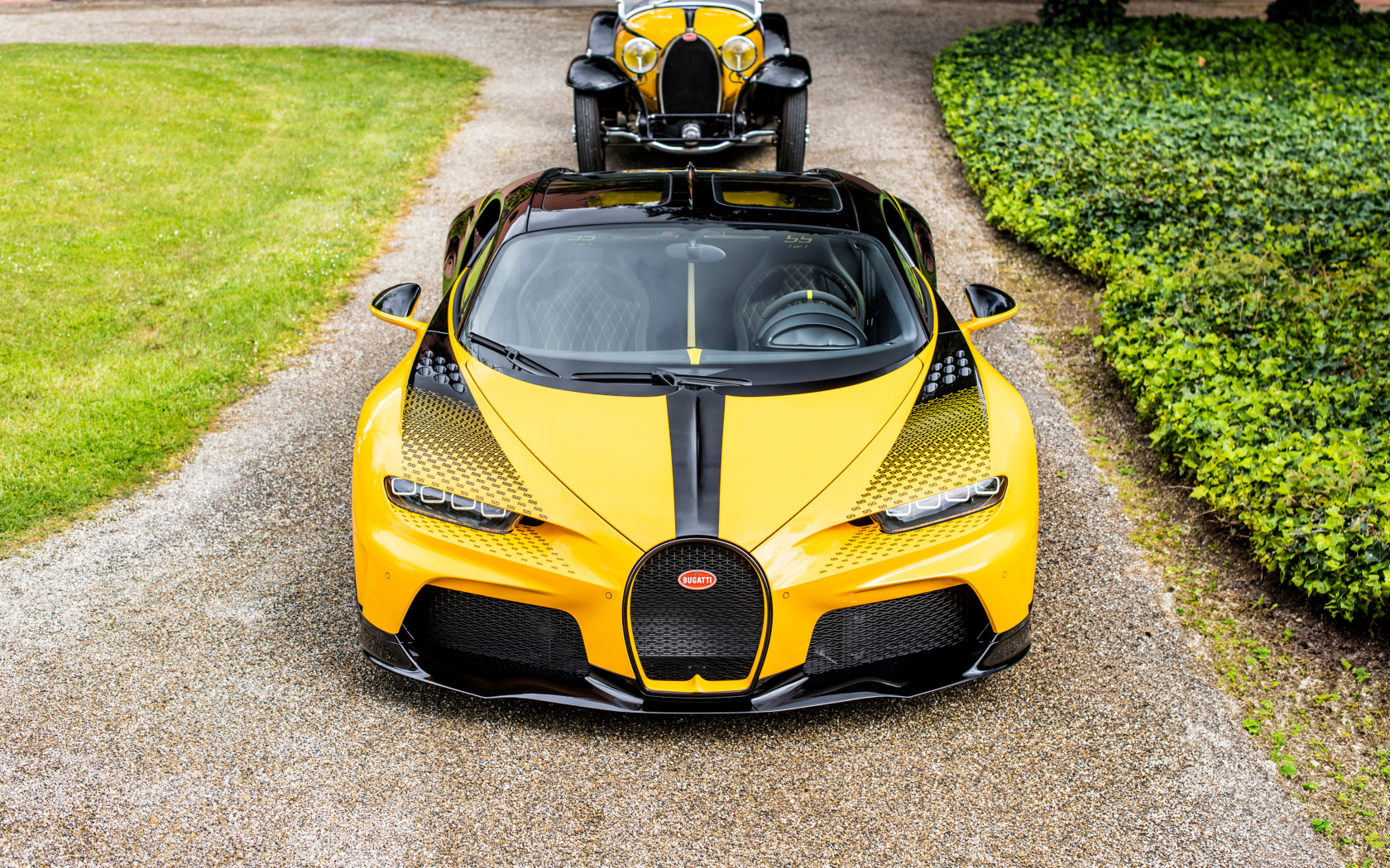 Вид спереди на спорткар Bugatti Type 55 Roadster Bugatti Chiron Super Sport 55 One Of One