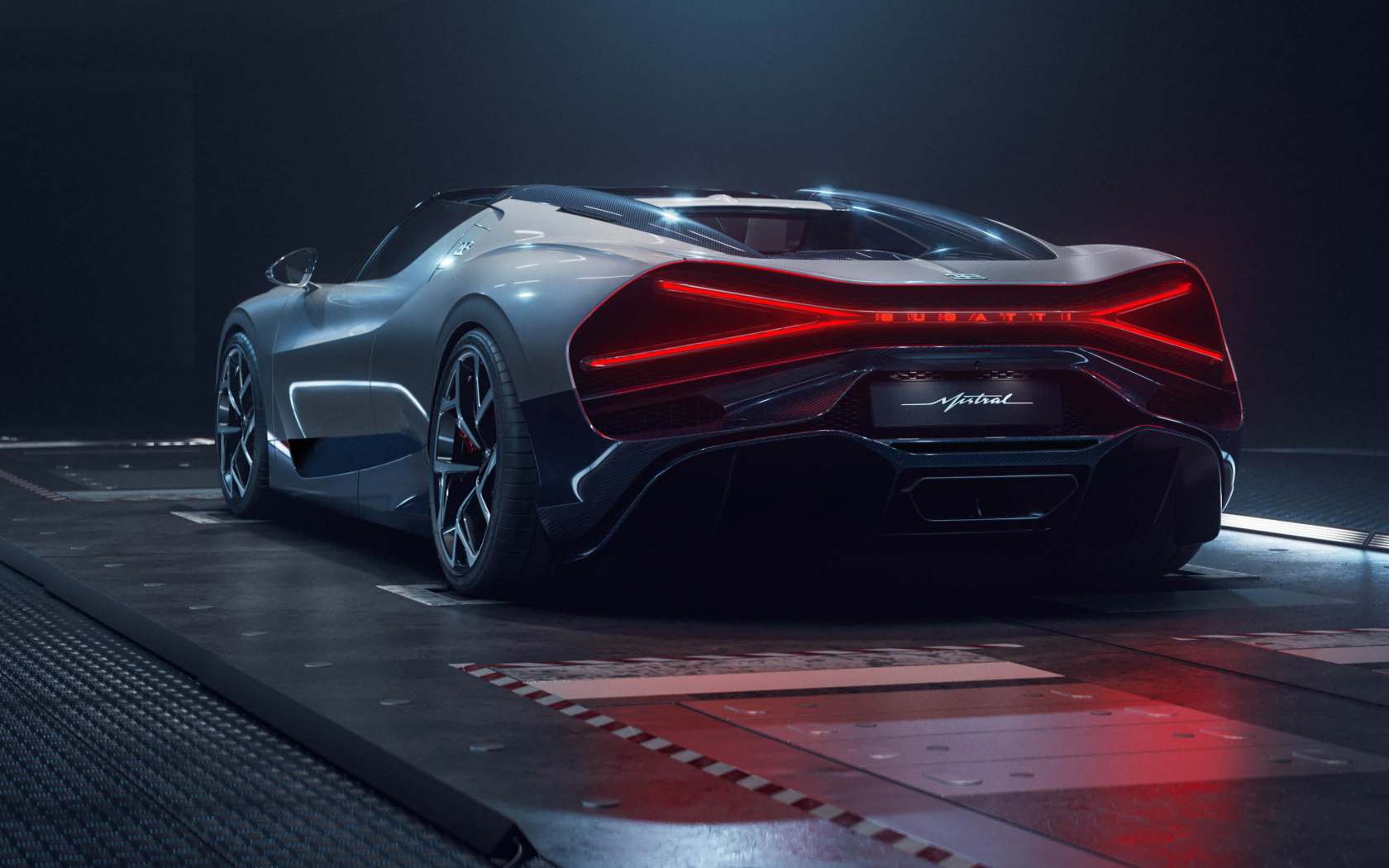 Вид сзади на автомобиль Bugatti W16 Mistral Roadster