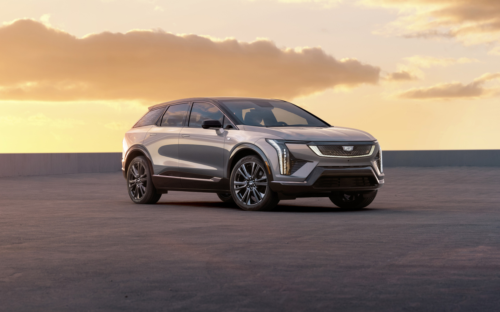 Автомобиль Cadillac Optiq 2025 года на фоне неба