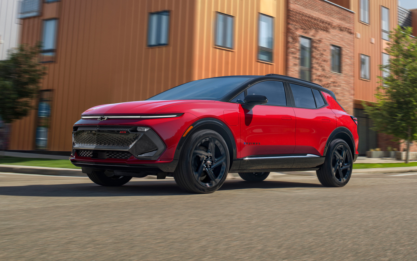 Красный внедорожник Chevrolet Equinox EV 3RS 2024 года у дома