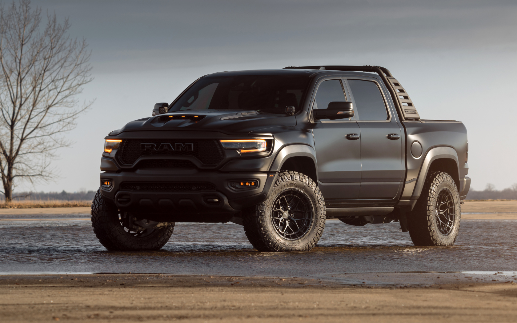 Большой пикап Dodge Ram 1500 TRX