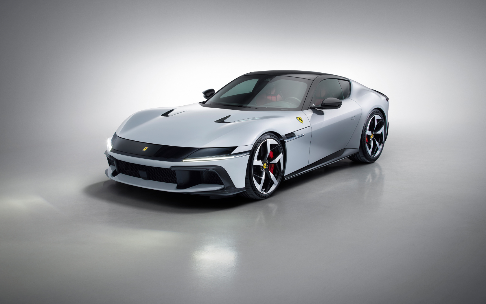 Автомобиль Ferrari 12Cilindri 2024 года на сером фоне