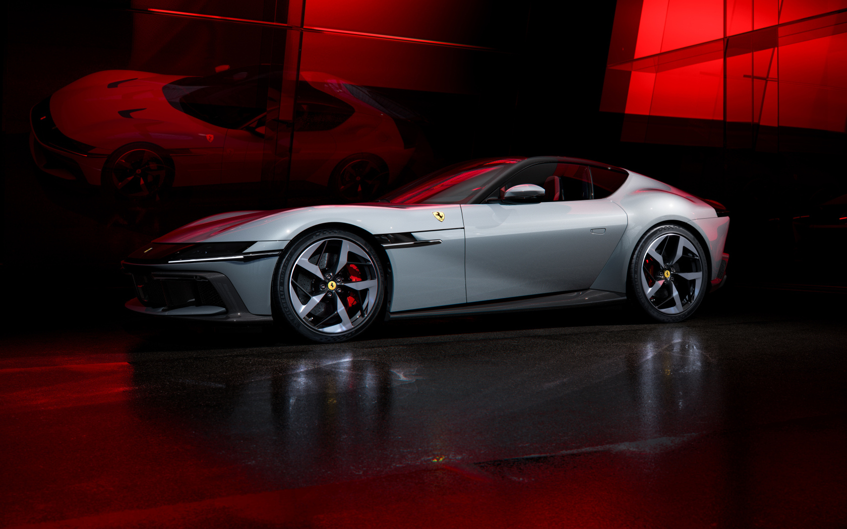 Дорогой серебристый автомобиль Ferrari 12Cilindri 2024 года