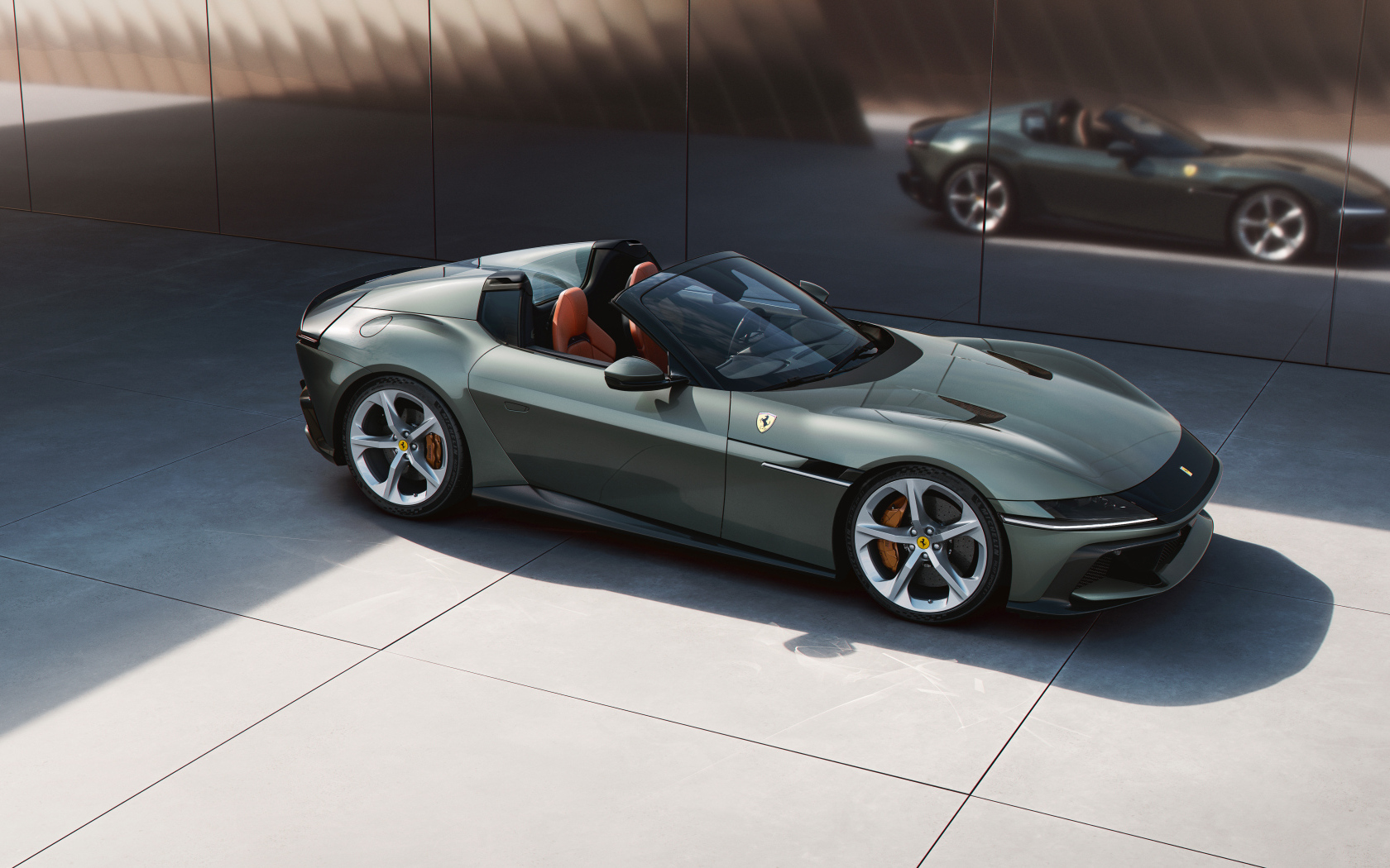 Зеленый автомобиль Ferrari 12Cilindri Spider 2024 года